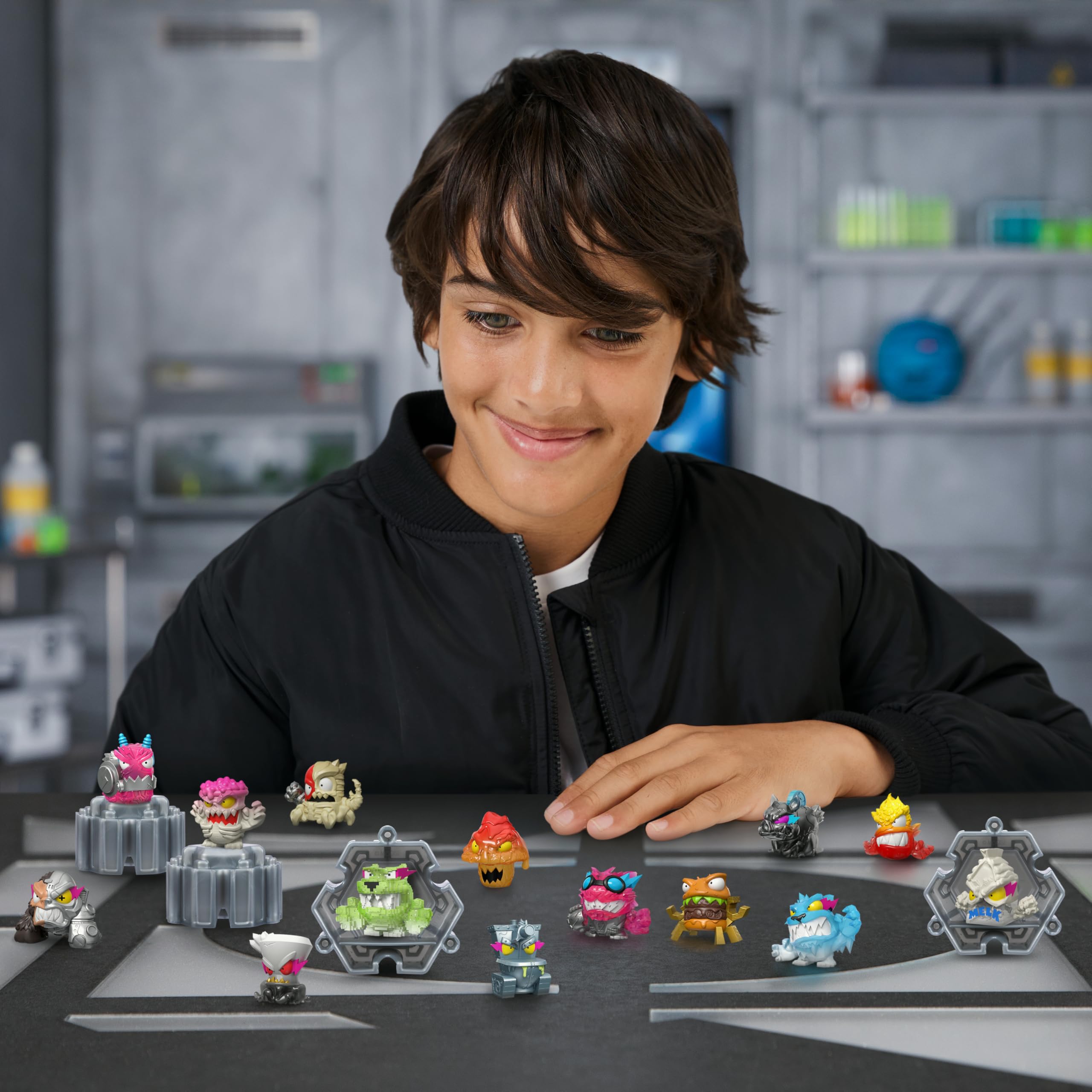 MrBeast Lab Swarms Serie Hyper Fusion, colecciona +100 enjambres, el megapack de Laboratorio Incluye 14 microbestias, 14 Pegatinas coleccionables y 4 cápsulas para Crear tu MrBeast Lab