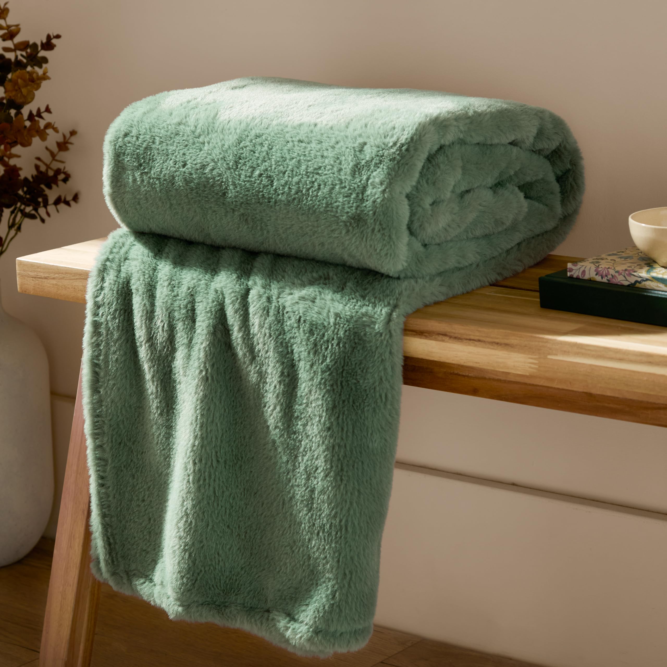 furn. Kallu Faux Fur Throw - Earthy Soft Fluffy Decorative Throw with Oxford Edge (Forest Green - 150x200cm) - Image 4