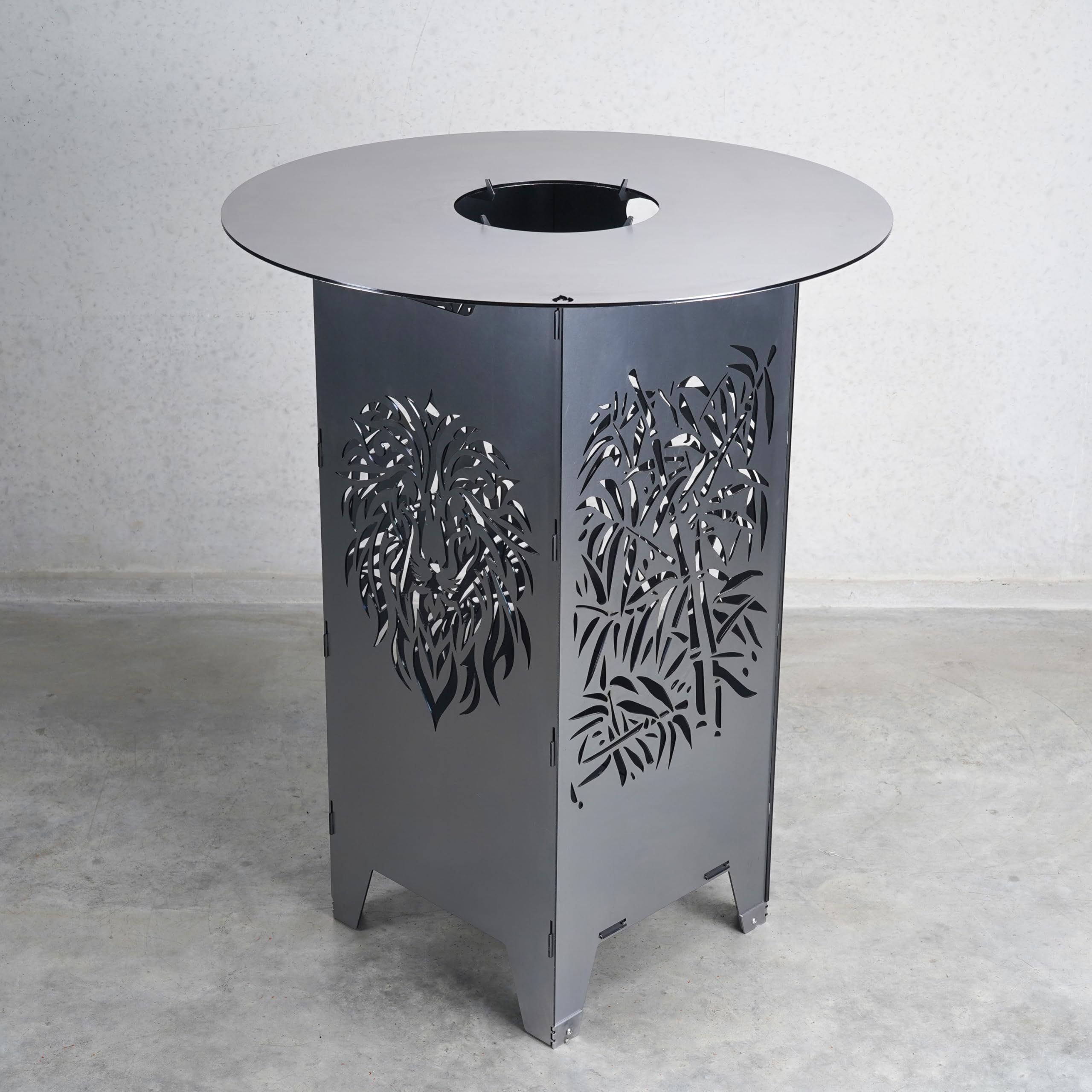 Grillrost.com Das Original Steckbare Feuertonne Löwe aus Stahl mit Edelstahlfüßen - Neugedachte Feuersäule inkl. Auflage-Adaptern für Feuerplatten