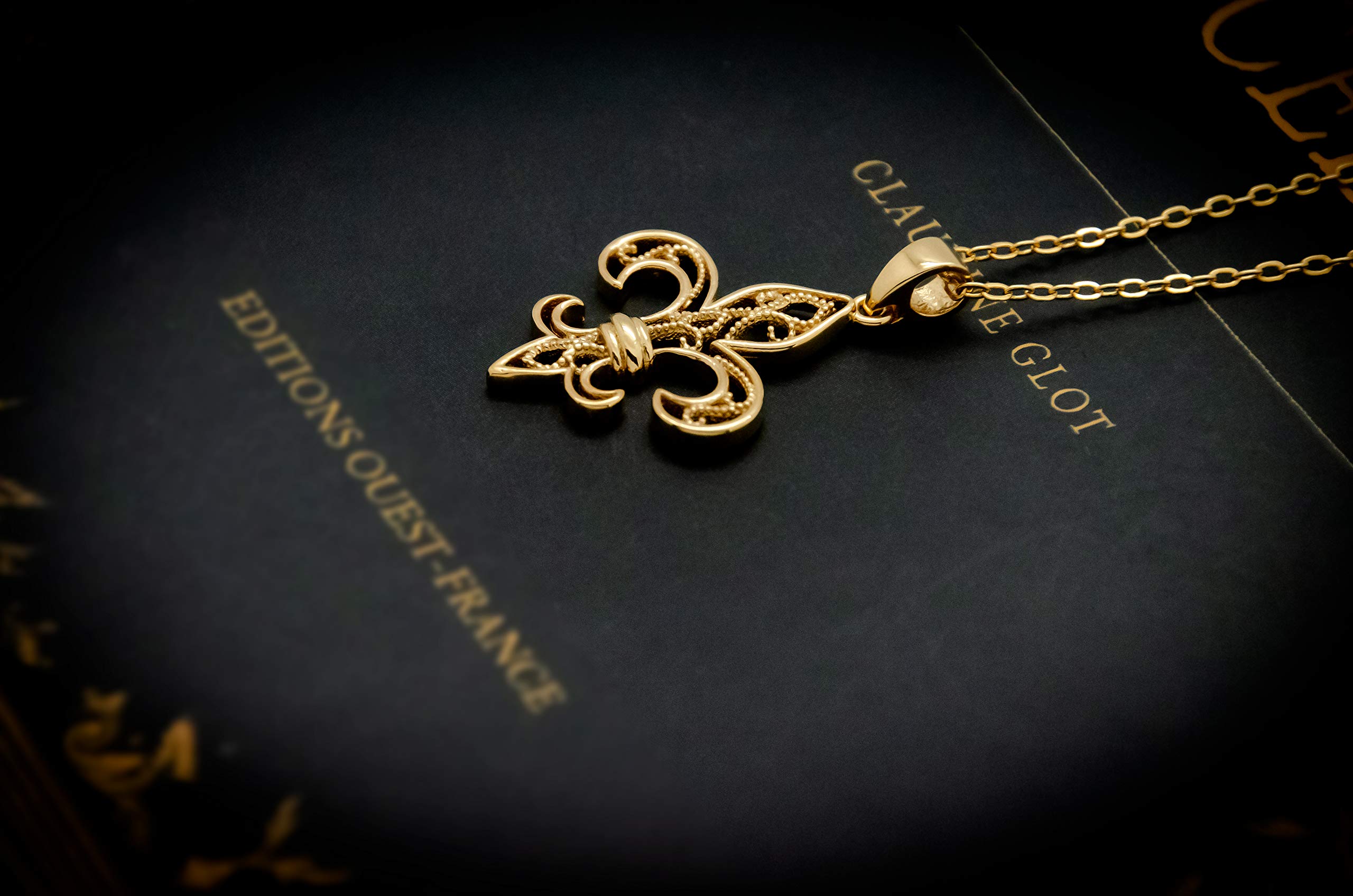 Pendentif filigrane en Plaqué Or 3 mirons 18k - Fleur de Lys (30 MM)