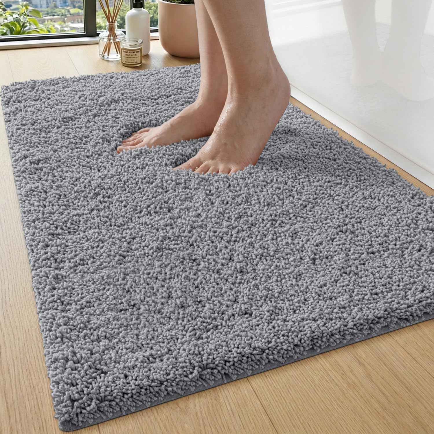 DEXI Thick Fluffy Bath Mat 50 x 80 cm, Non Slip Absorbent Bathroom Mats, Soft Washable Microfibre Bath Rug for Shower Floor, Light Grey