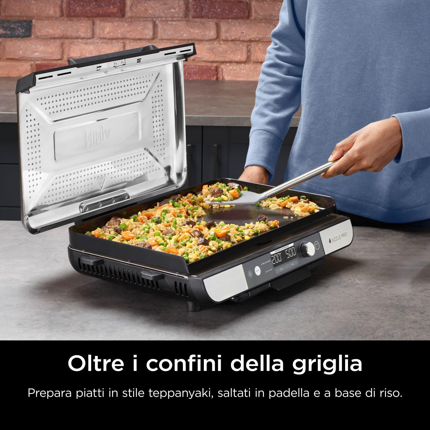 Ninja Sizzle Pro XL Griglia e piastra liscia da interni, rivestimento antiaderente in ceramica, coperchio rimovibile, vassoio raccogli-grasso, ricettario, argento/nero GX101EU