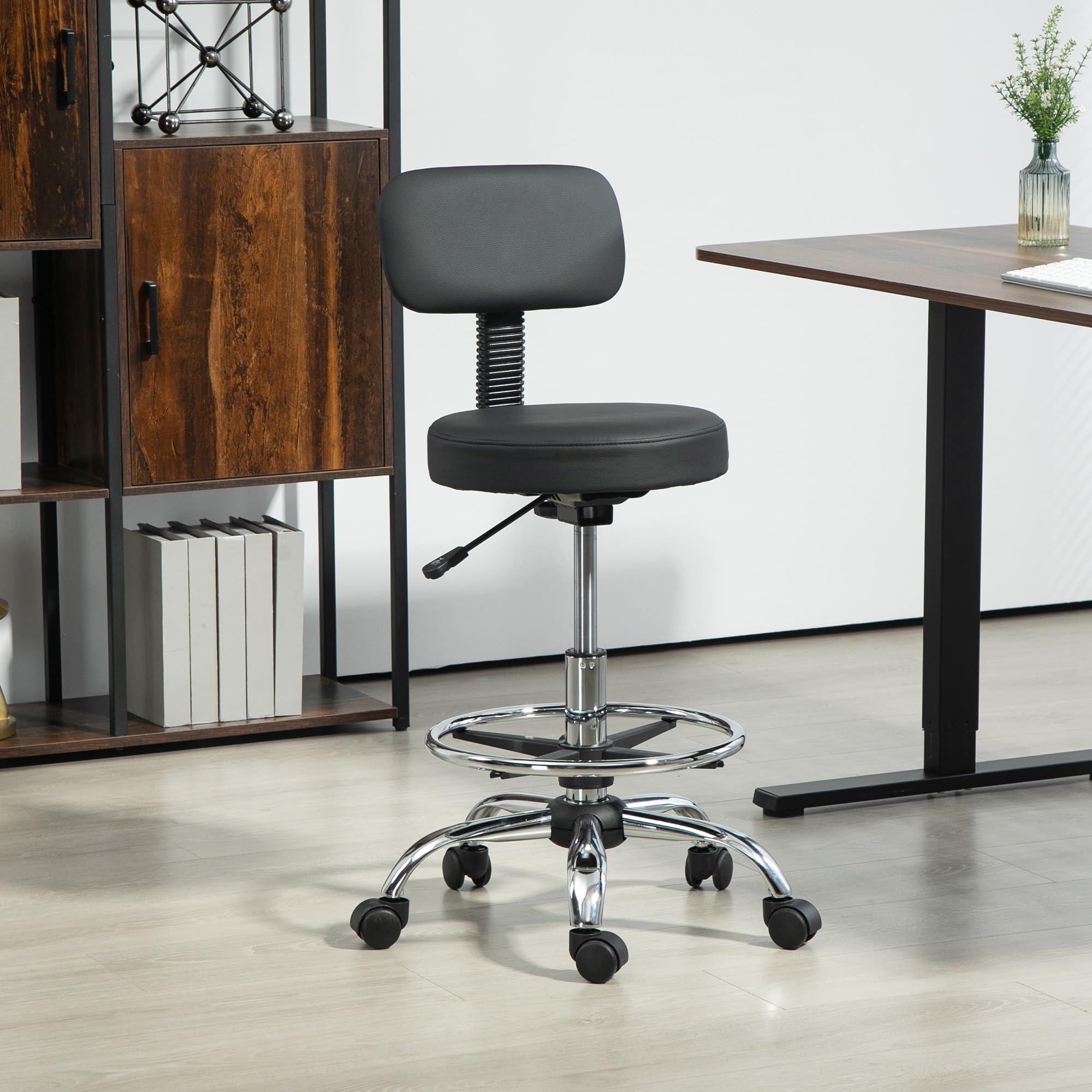 HOMCOM Taburete Giratorio, Taburete con Ruedas y Respaldo, Reposapiés, Altura Ajustable, Tapizado en Cuero Sintético, para Oficina, Dormitorio, Negro