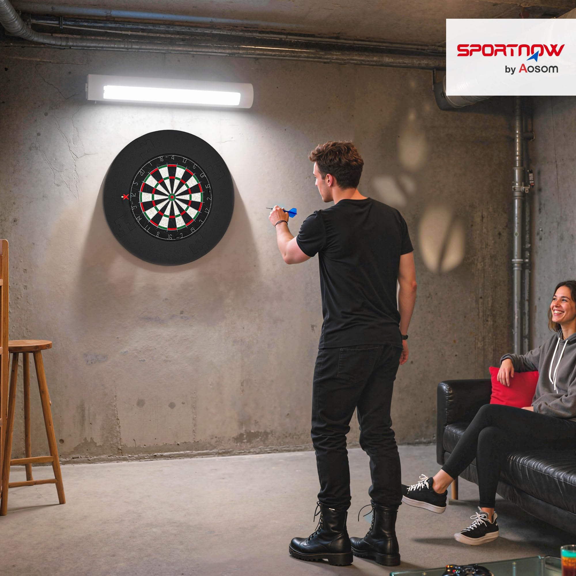 SPORTNOW Cible de Fléchettes en Sisal Professionnelle Mural Adultes Noir | Anneau de Protection EVA, 6 Fléchettes Pointe en Acier, Kit de Fixation, Jeu Intérieur