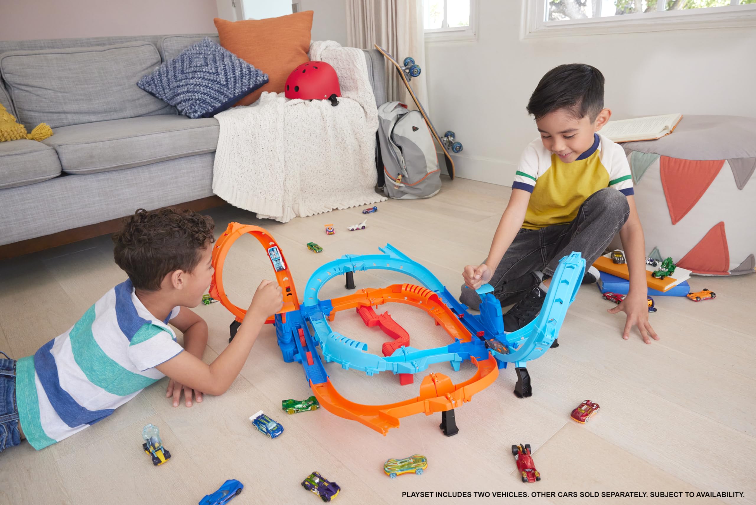 Hot Wheels Coffret Ultra Hots Explosion Propulsion Duel avec 2 véhicules à l’échelle 1/64, course et cascades au coude à coude, 2 lanceurs actionnés par l’enfant, HXR71