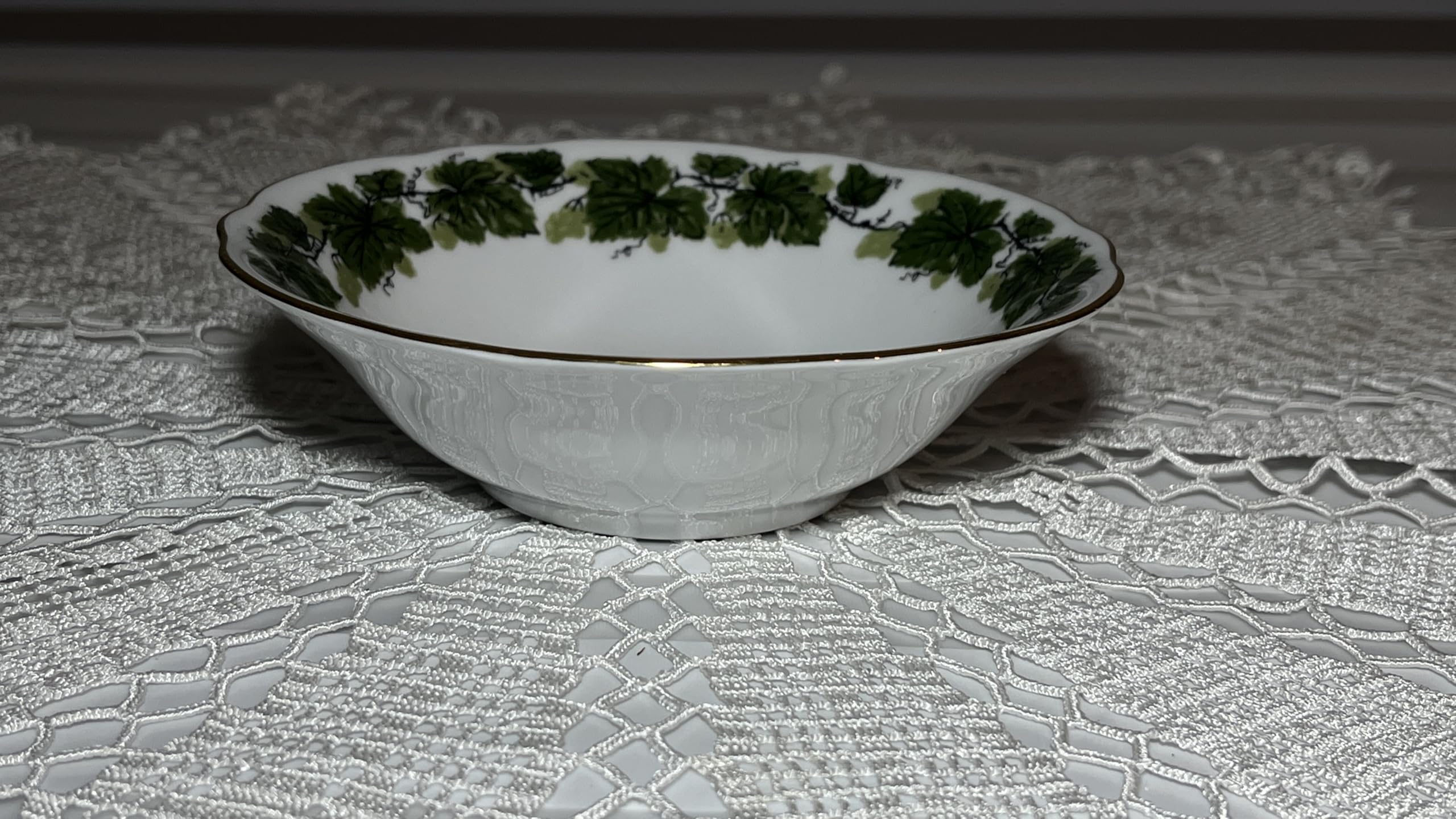 Generisch Triptis Weinlaub Porzellan, kleine Schale mit Weinlaubmuster und perfektem Goldrand. 4 cm hoch und 13 cm breit.