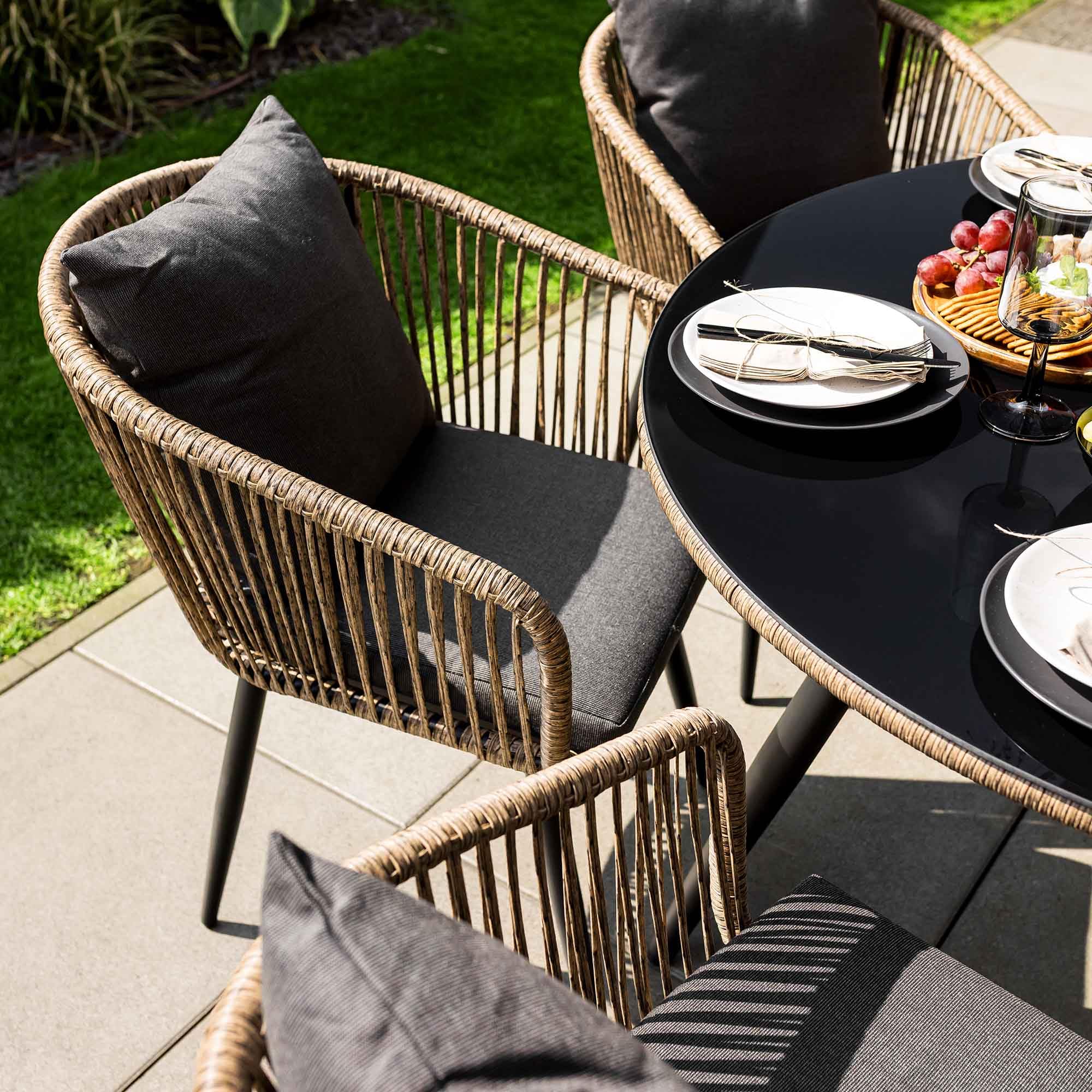 di volio Gartenmöbel Set RIETI - Sitzgruppe Outdoor aus Polyrattan, Essgruppe mit 2/4/6 Stühlen und rundem Glastisch, wetterfest (Braun/Grau, 6-Sitzer)
