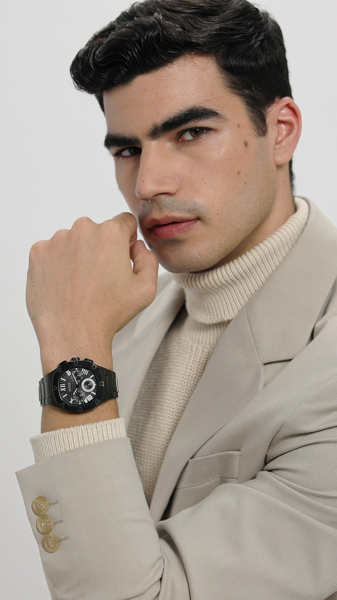 Guess Orologio Uomo GW0572G3: Il Classico Headline Che Non Passa Mai Di Moda, Look Nero E Bracciale - 4