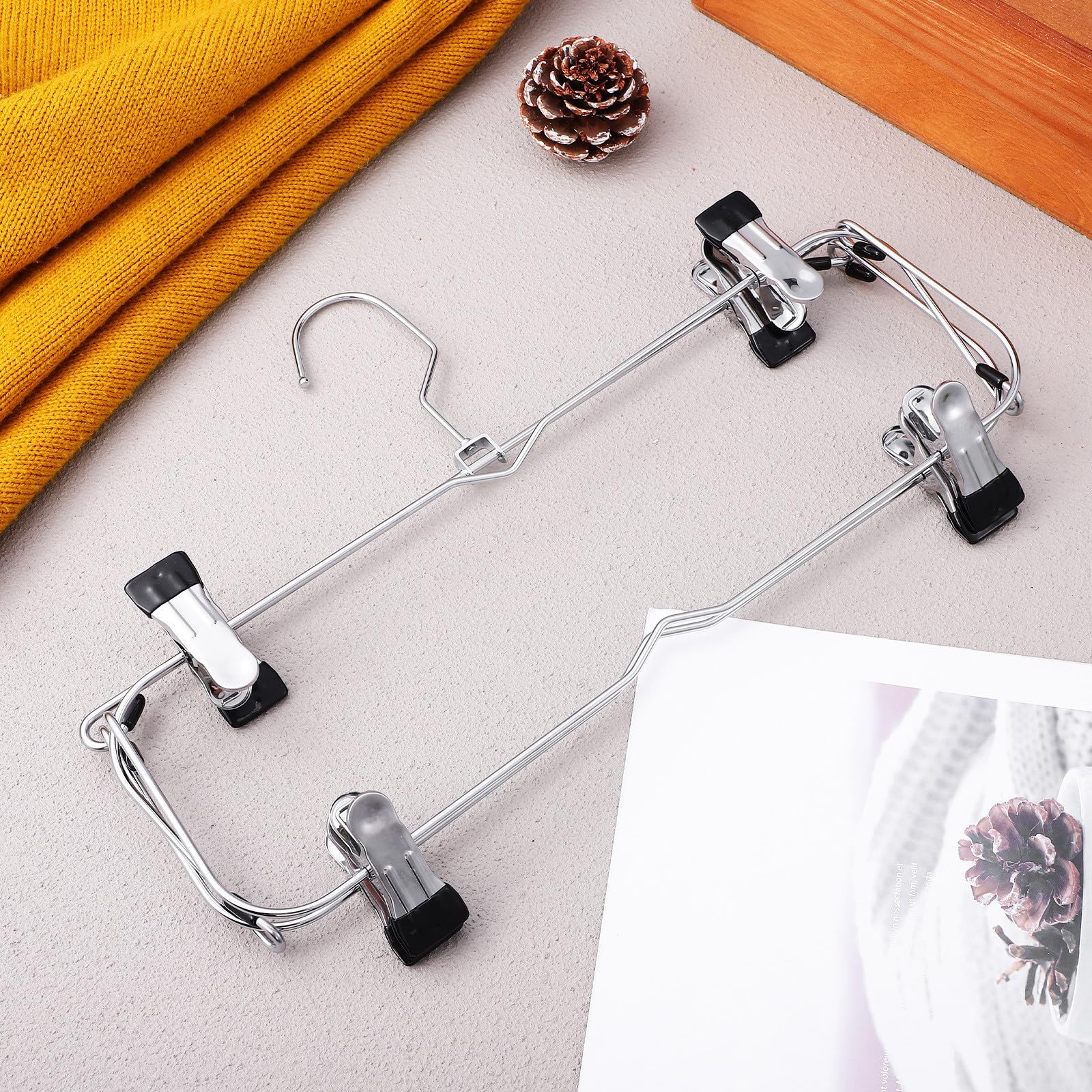 USHOBE 4 Pezzi Appendini Gonne e Pantaloni Salvaspazio in Acciaio ad Alto Manganese con Clip Antiscivolo Design Multistrato per Organizer Armadio
