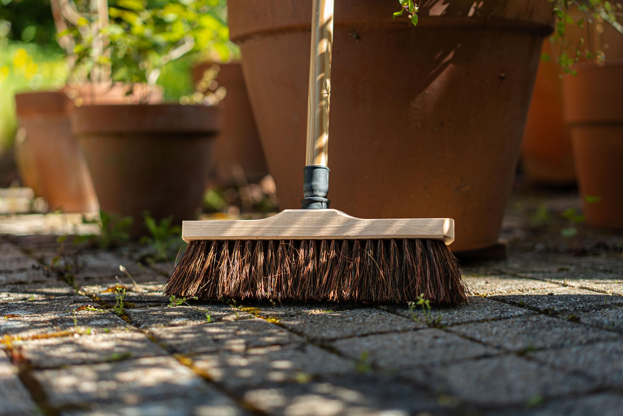 Kibros Scopa da cortile fibra bassine e arenga manico in legno 1,40 m | Miscela di fibre arenga, legno verniciato, boccola Ø 28 mm, alta qualità, per spazzare cortili ed esterni.