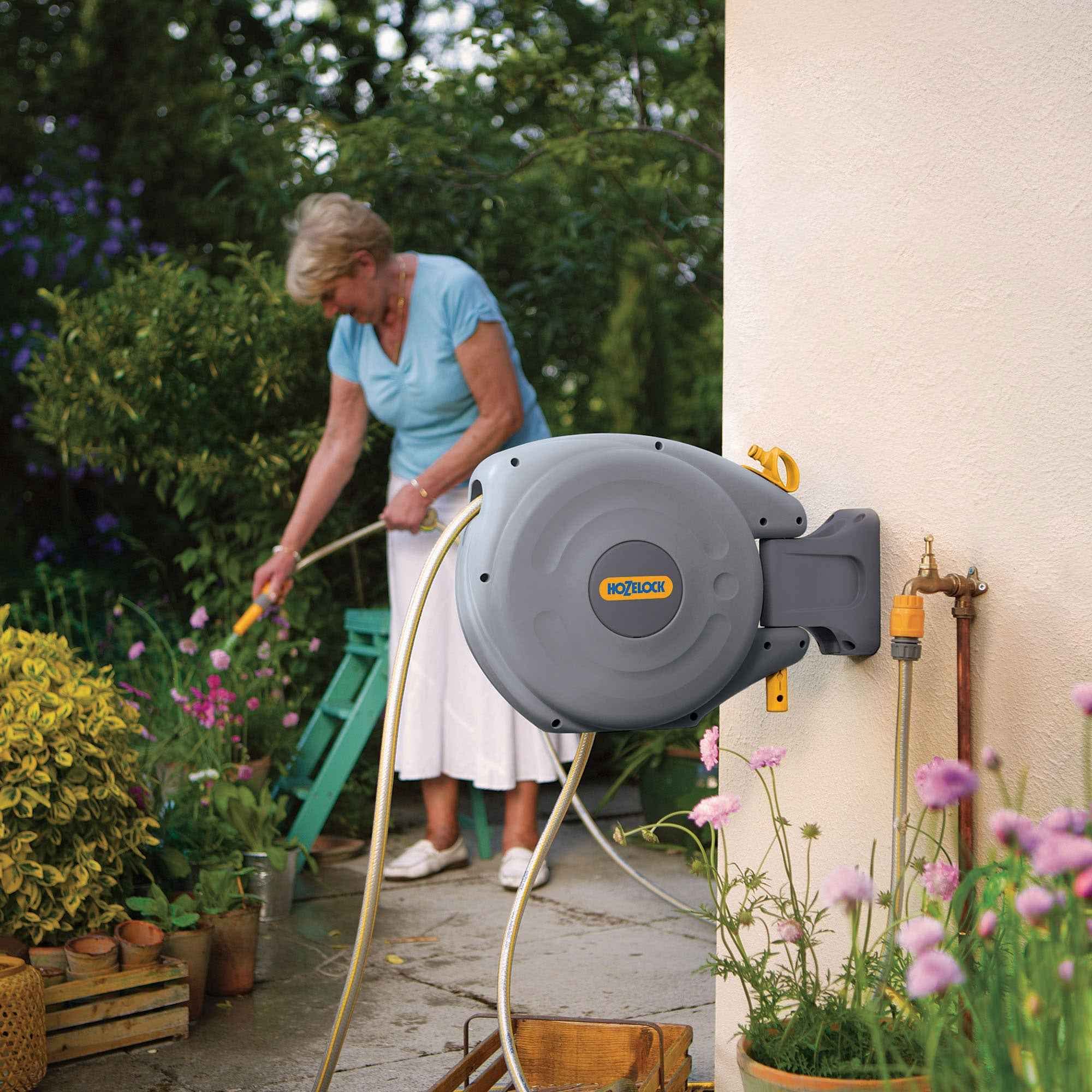 Hozelock Carrete de pared para coche, incluye manguera de 10 metros