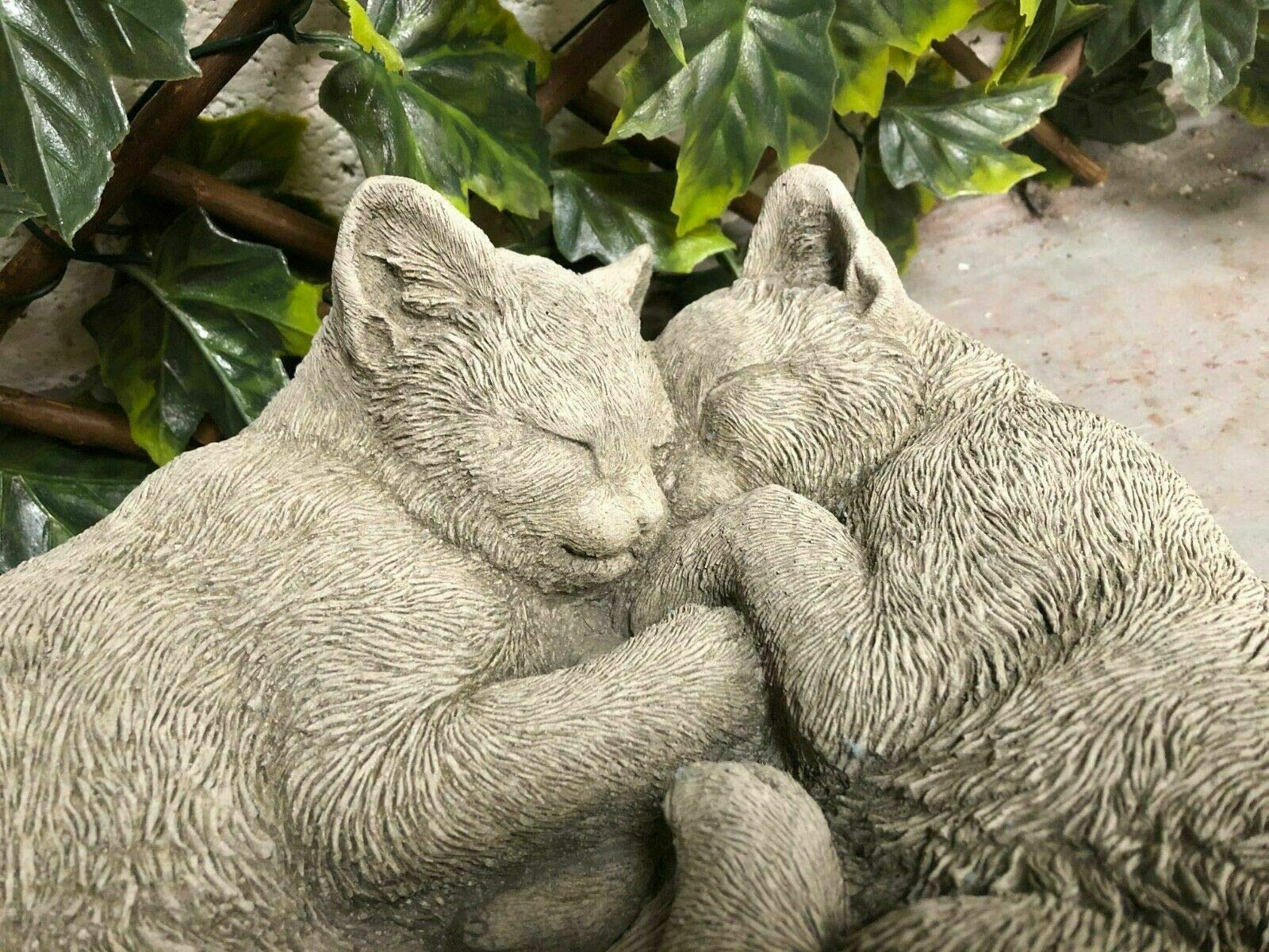 Statua in pietra ricostituita con gatti coccole | Ornamento vintage da giardino in cemento