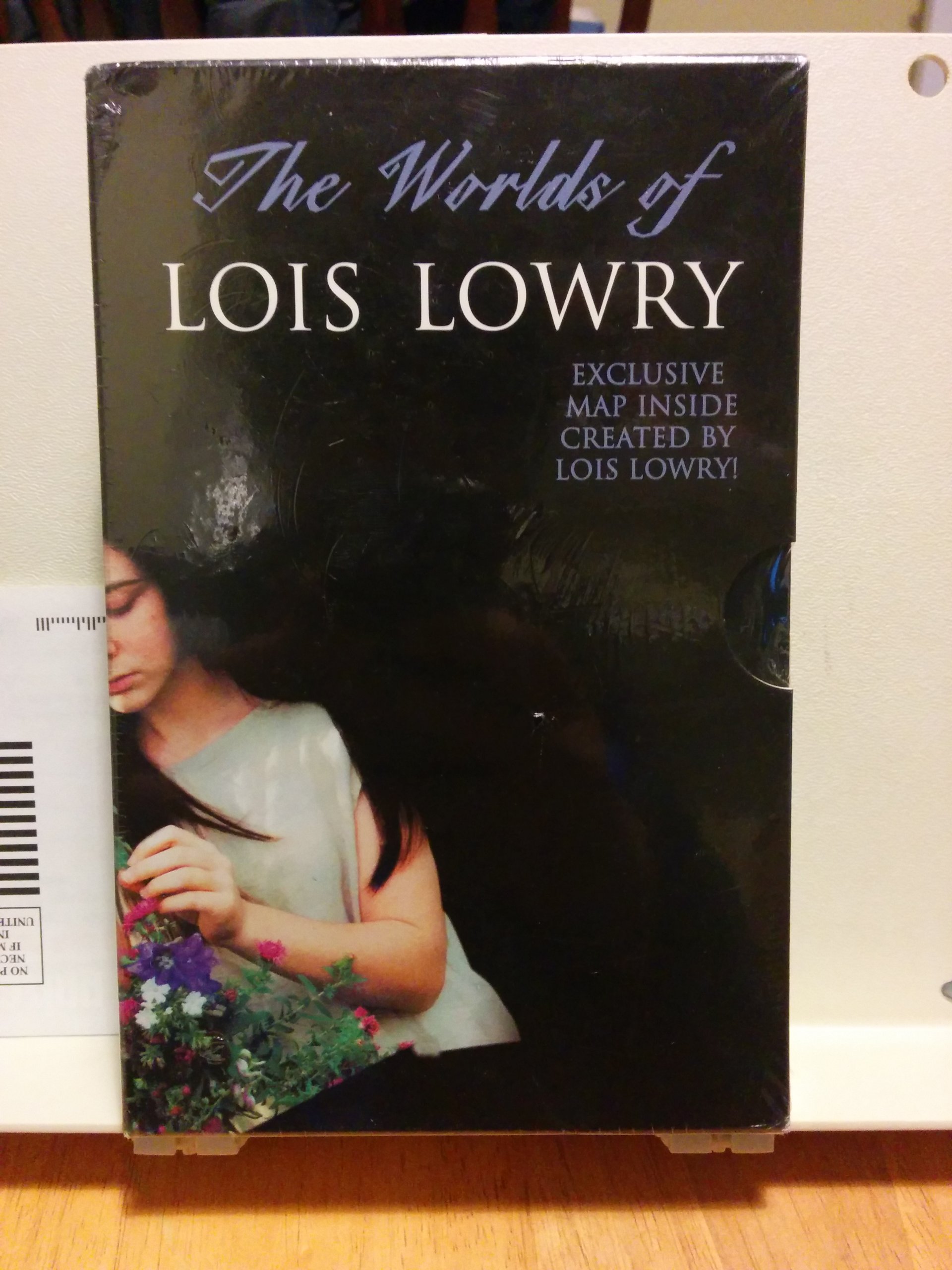 The Worlds of Lois Lowry 3 Copy Boxed Set (The Giver, Gathering Blue, The Messenger) - Image 2