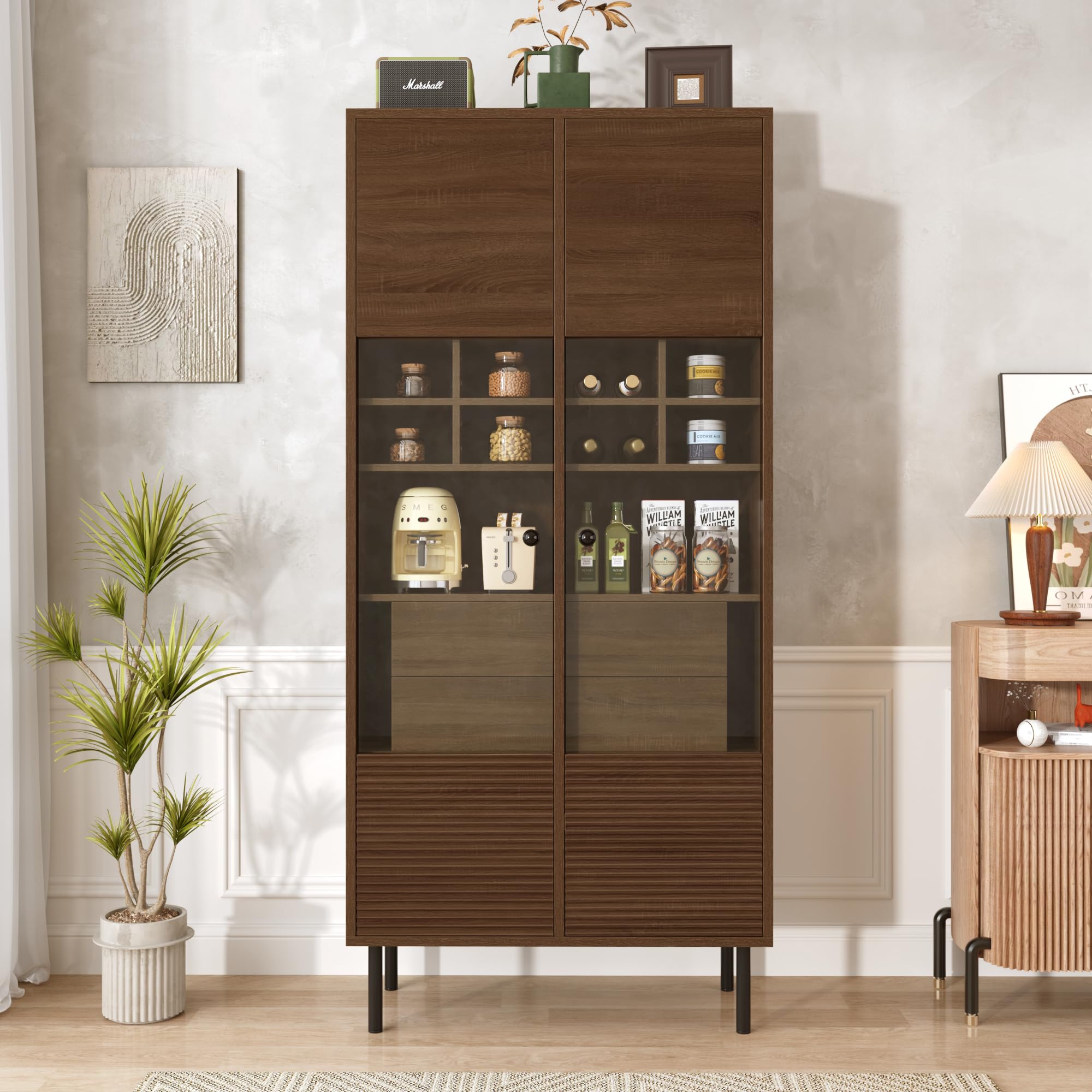 Vitrina con varios estantes en acabado nogal: frontal de cristal + estantes + cajón oculto. Solución de almacenamiento versátil para baño/salón/oficina