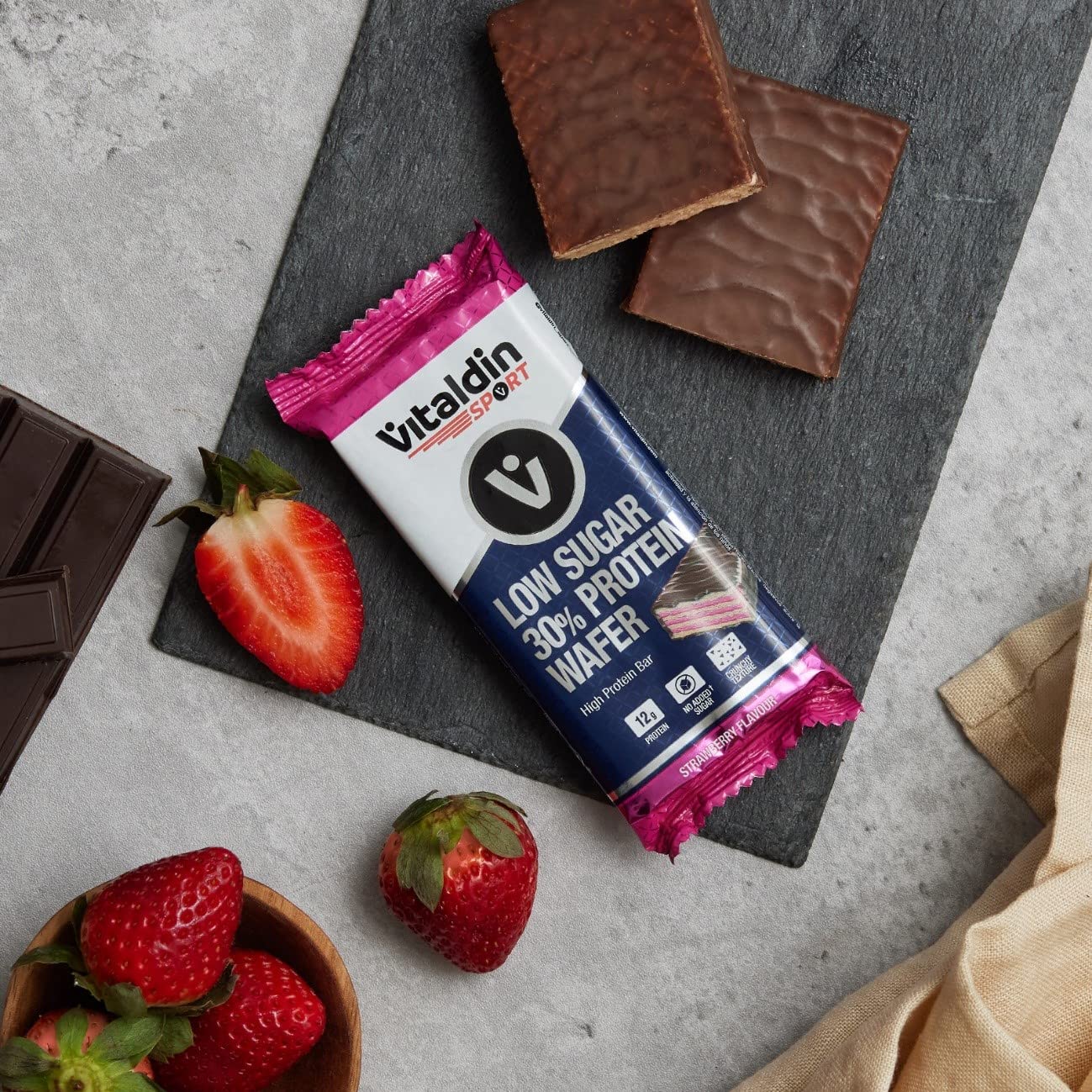VITALDIN SPORT Low Sugar 30% Protein Wafer Fragola – 12 Barrette Proteiche x40 gr – Cioccolato Fondente – Lo Snack Perfetto Per I Tuoi Allenamenti - Merendine Ricche Di Proteine Vegane