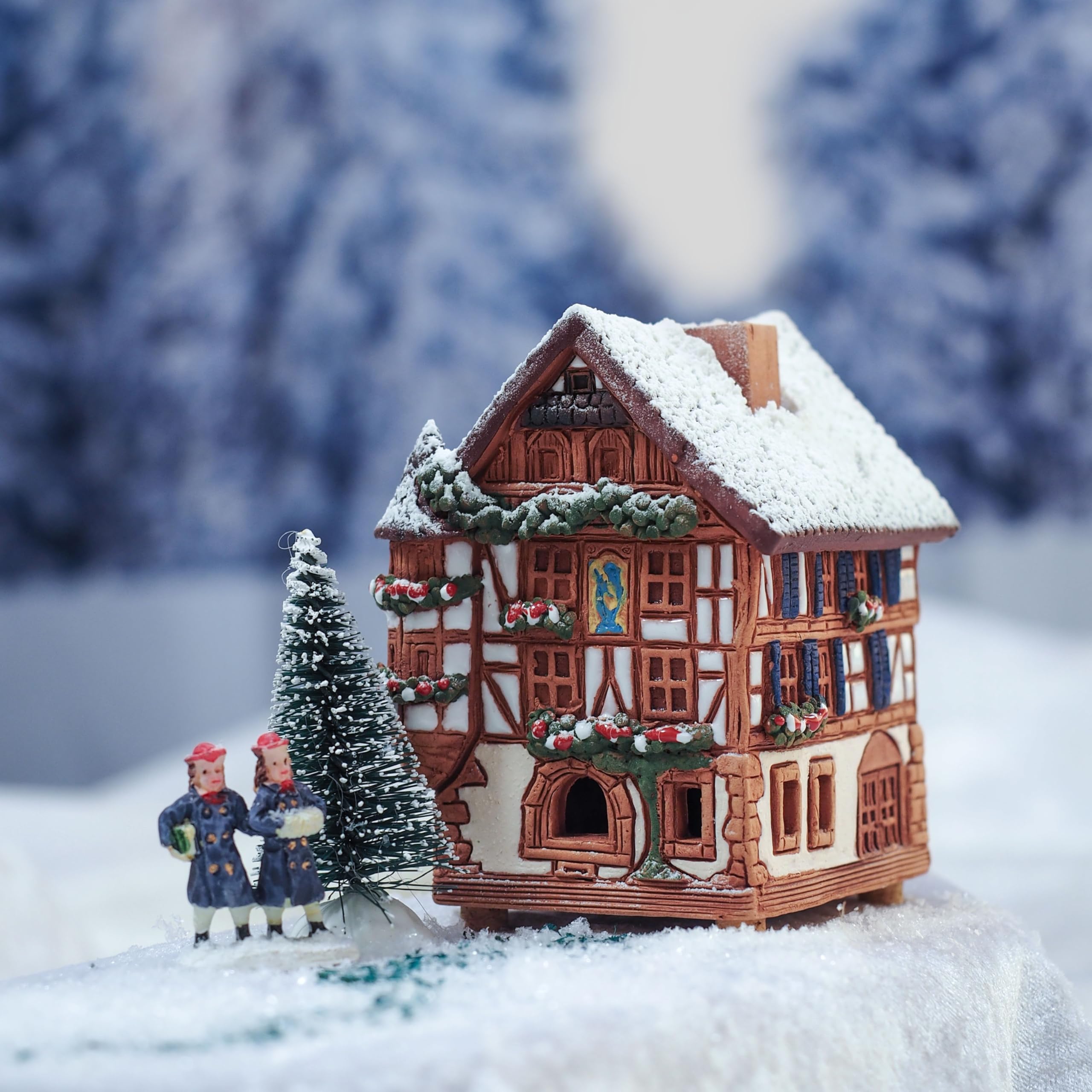 Keramik Häuser und Dörfer Kollektion - Handgefertigte Miniatur des historischen Kaysersberghauses in Deutschland, Winterausgabe - Räucherstäbchenhalter Kegel R264