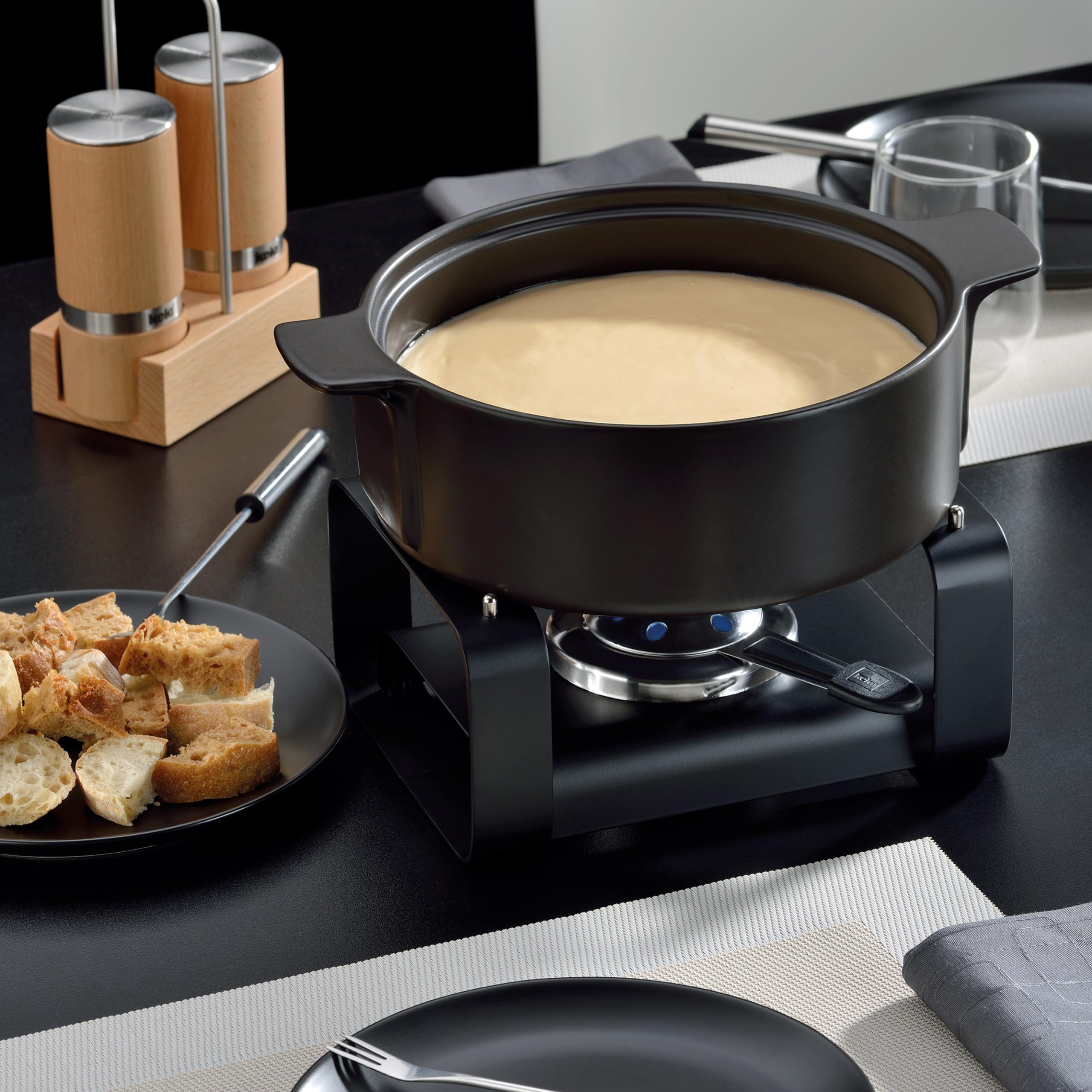 kela Käsefondue-Set Roman, 9-teilig, Durchmesser 22,5 cm, 1,75 L, Keramik, schwarz, Topf, Sicherheitspastenbrenner, Rechaud, 6x Fonduegabeln, 16665