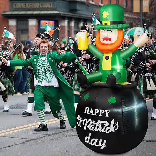 Miniatura 4 de B&D Decoraciones inflables de 6 pies para el día de San Patricio, duende inflable que sostiene una taza de cerveza sentada en una olla de oro con