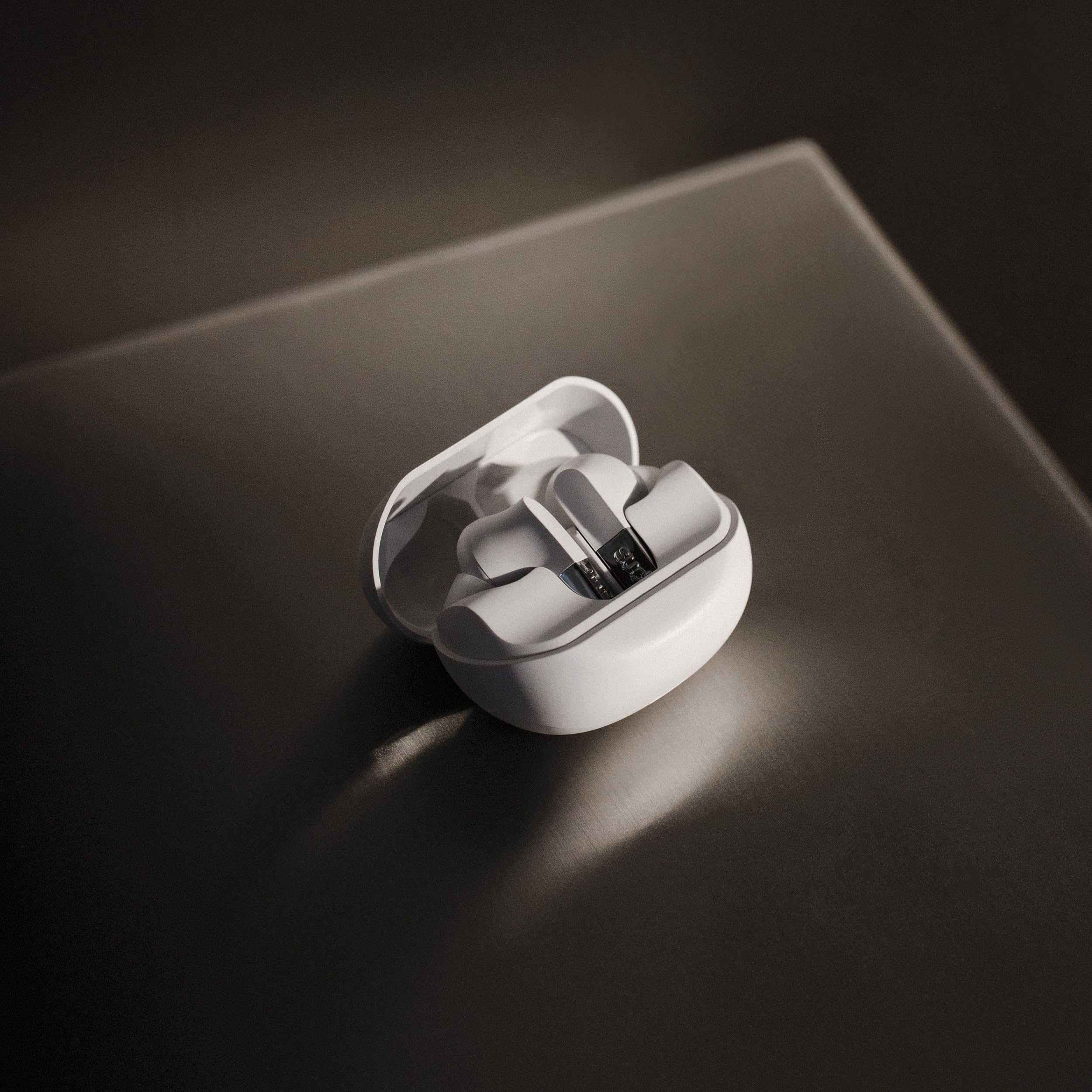 Sudio N3Pro Snow White - Auriculares de día a Noche con cancelación de Ruido. Cancelación Activa de Ruido (35dB), duración de reproducción de 5,5 Horas, IPX4, micrófonos para Grabar Llamadas