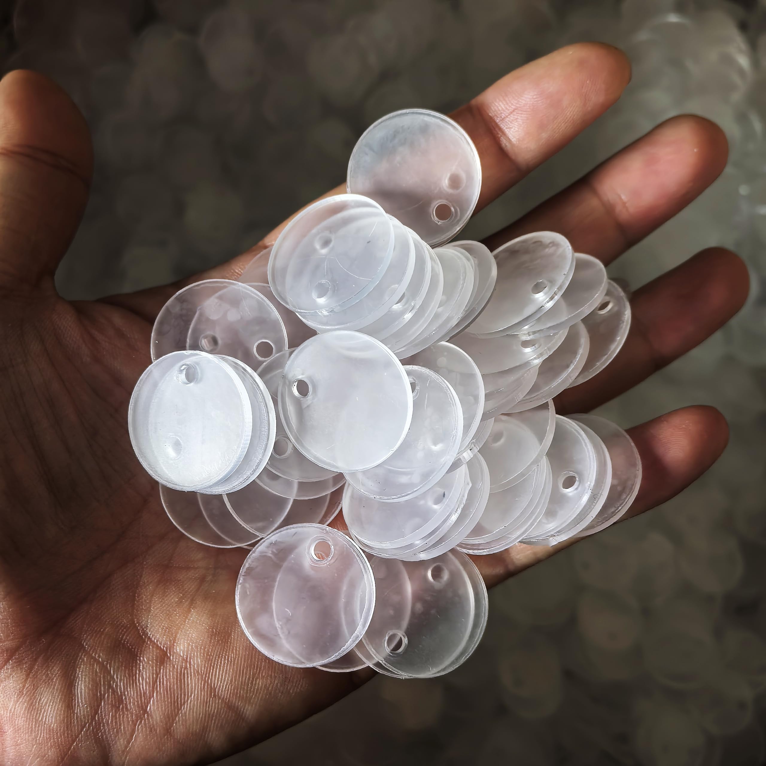 Senbota 100pcs with Holes 1inch Blank Mini Acrylic Round Sheets, 2mm Thick Clear Circular Blank Tags for DIY Mini Pendant Jewelry Crafts Making Materials