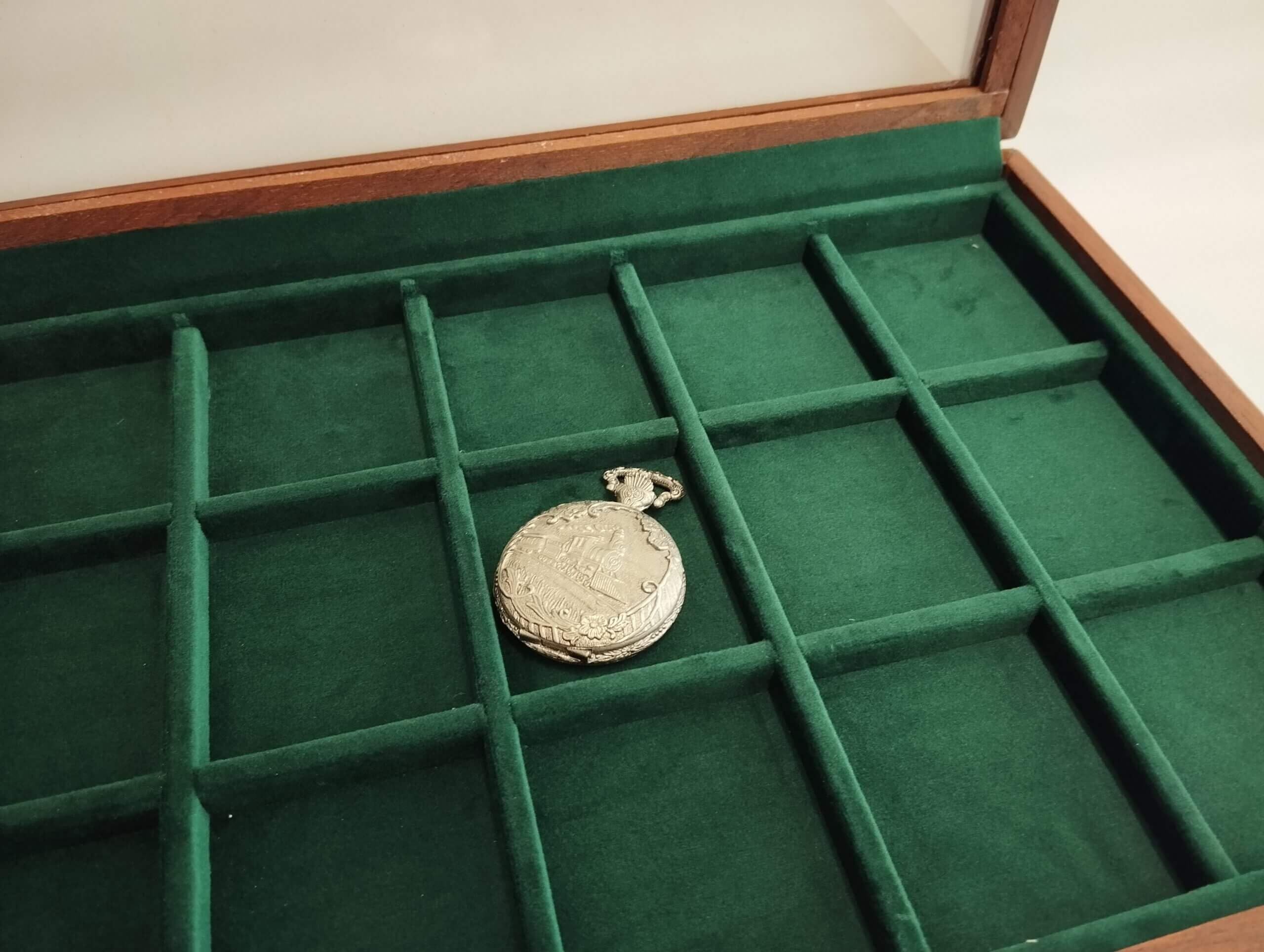 Vitrina para Reloj de Bolsillo – Estuche de Madera Artesanal para un Reloj de Bolsillo, Caja Expositora para Coleccionistas e Idea de Regalo