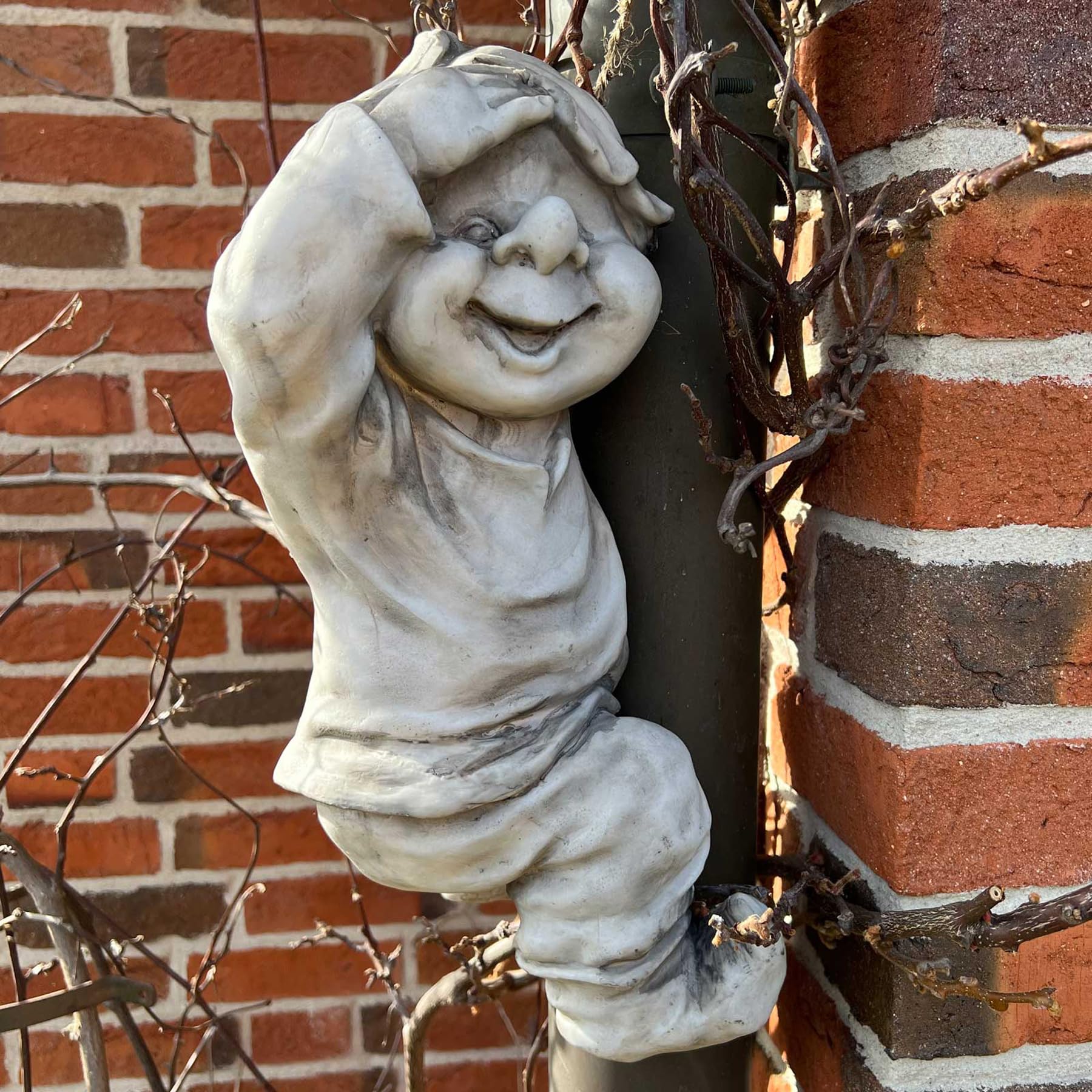 Storm's Gartenzaubereien Wichtel - Troll Figur kletternd am Baum oder Regenrinne - wetterfest - 42cm hoch