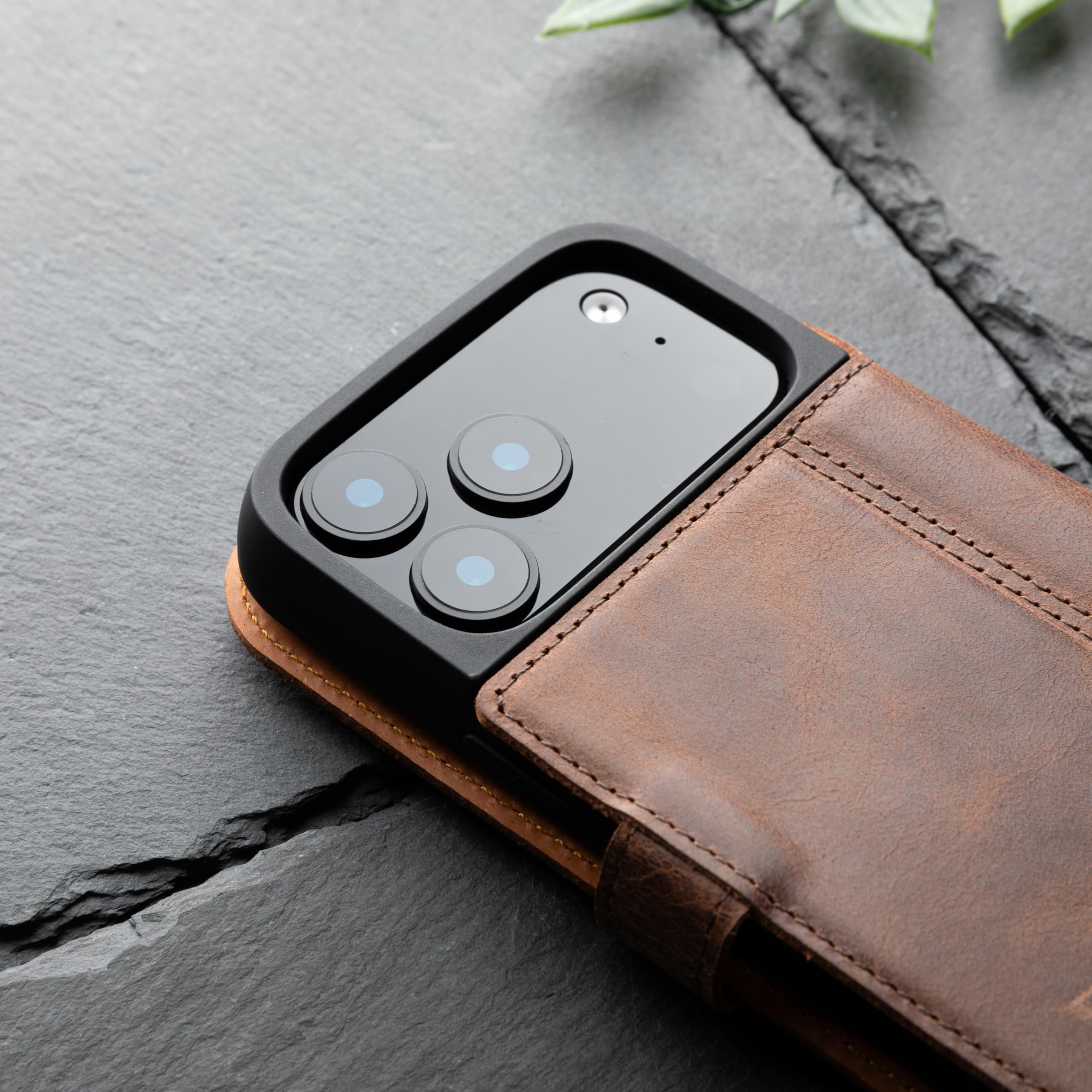 Snakehive Lederhülle für iPhone 17 Pro Max – Klapphülle mit Kartenfächern & Standfunktion (Braun)