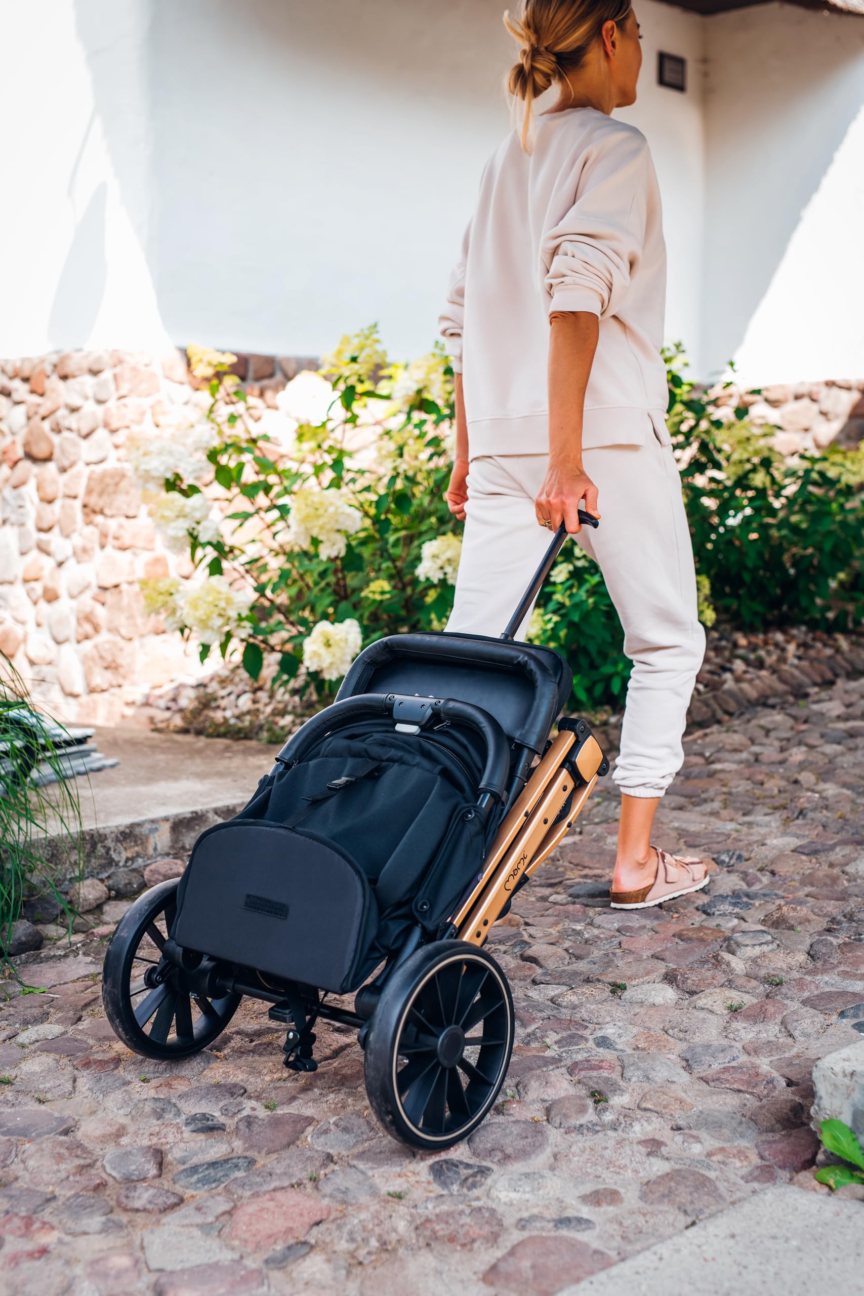 MoMi ESTELLE LIGHT PLUS Passeggino a partire da 6 mesi (fino a 22 kg), pieghevole con cintura di sicurezza a 5 punti, cestino porta spesa e funzione di apertura, manico telescopico per il traino