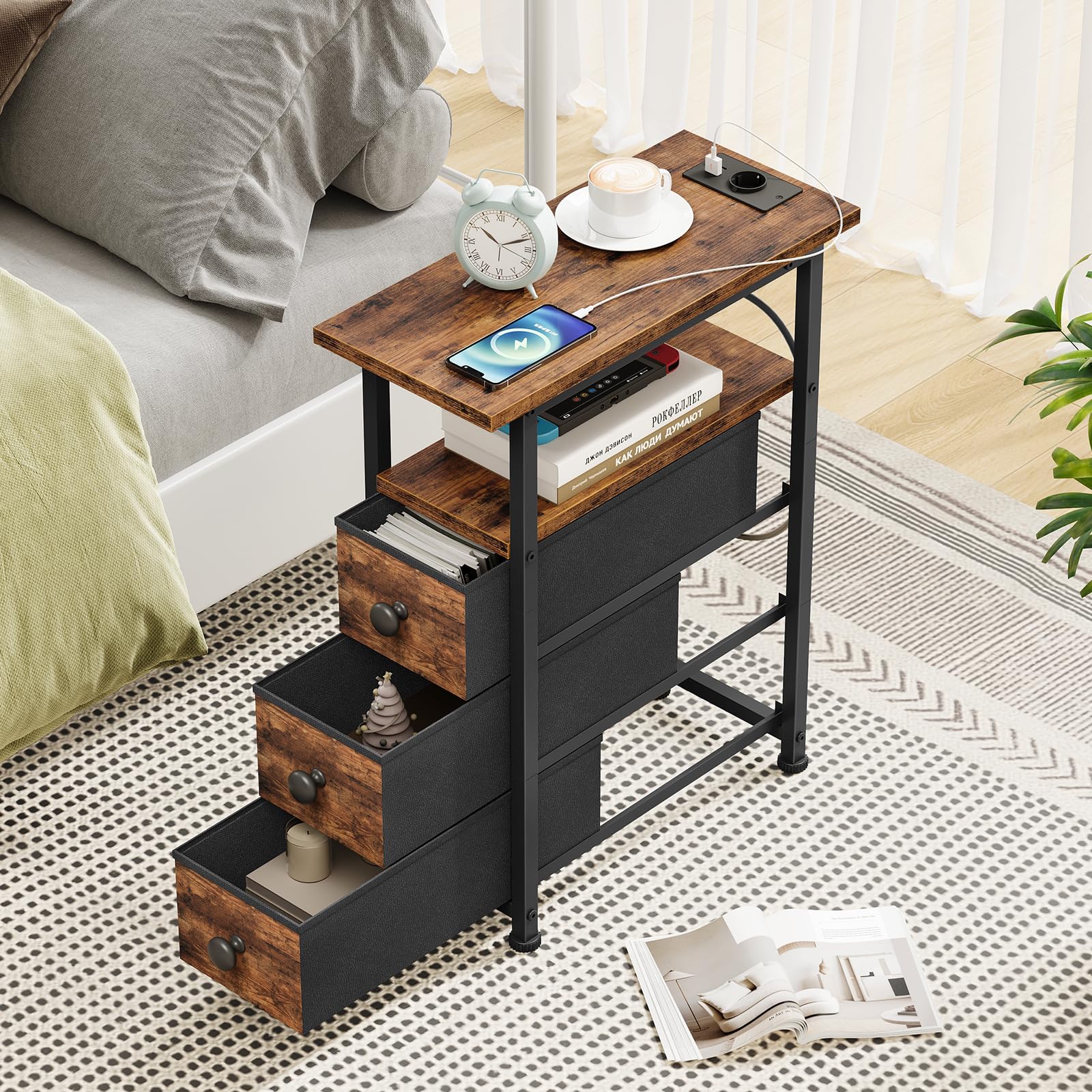 HOOBRO Comodino con Stazione di Ricarica, 1 Presa Standard e 2 Porte USB, Tavolino Stretto con 3 Cassetti in Tessuto, Tavolino da Divano, Comodino per Piccoli Spazi, Marrone Vintage e Nero EBF482CBZ01