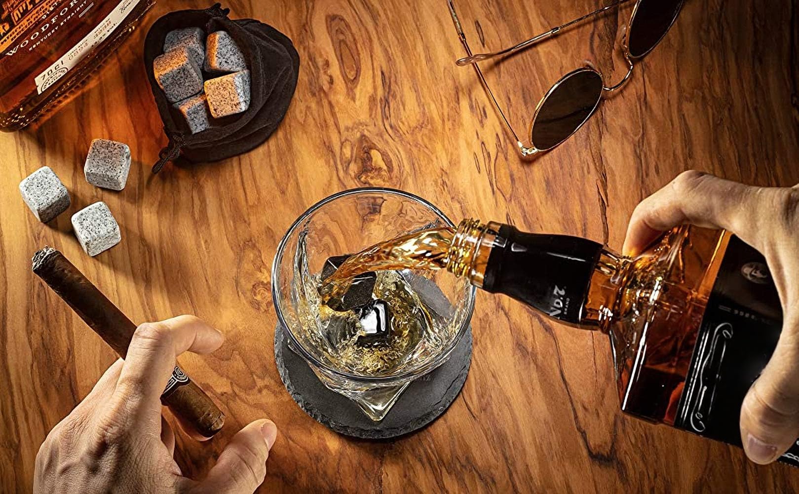 Kamienie do whisky zestaw upominkowy 8 napojów kamienie chłodzące whisky wielokrotnego użytku kostki lodu z aksamitną torbą do przenoszenia 100% czyste steatyt do zimnych napojów whisky najlepszy prezent urodziny Dzień Ojca