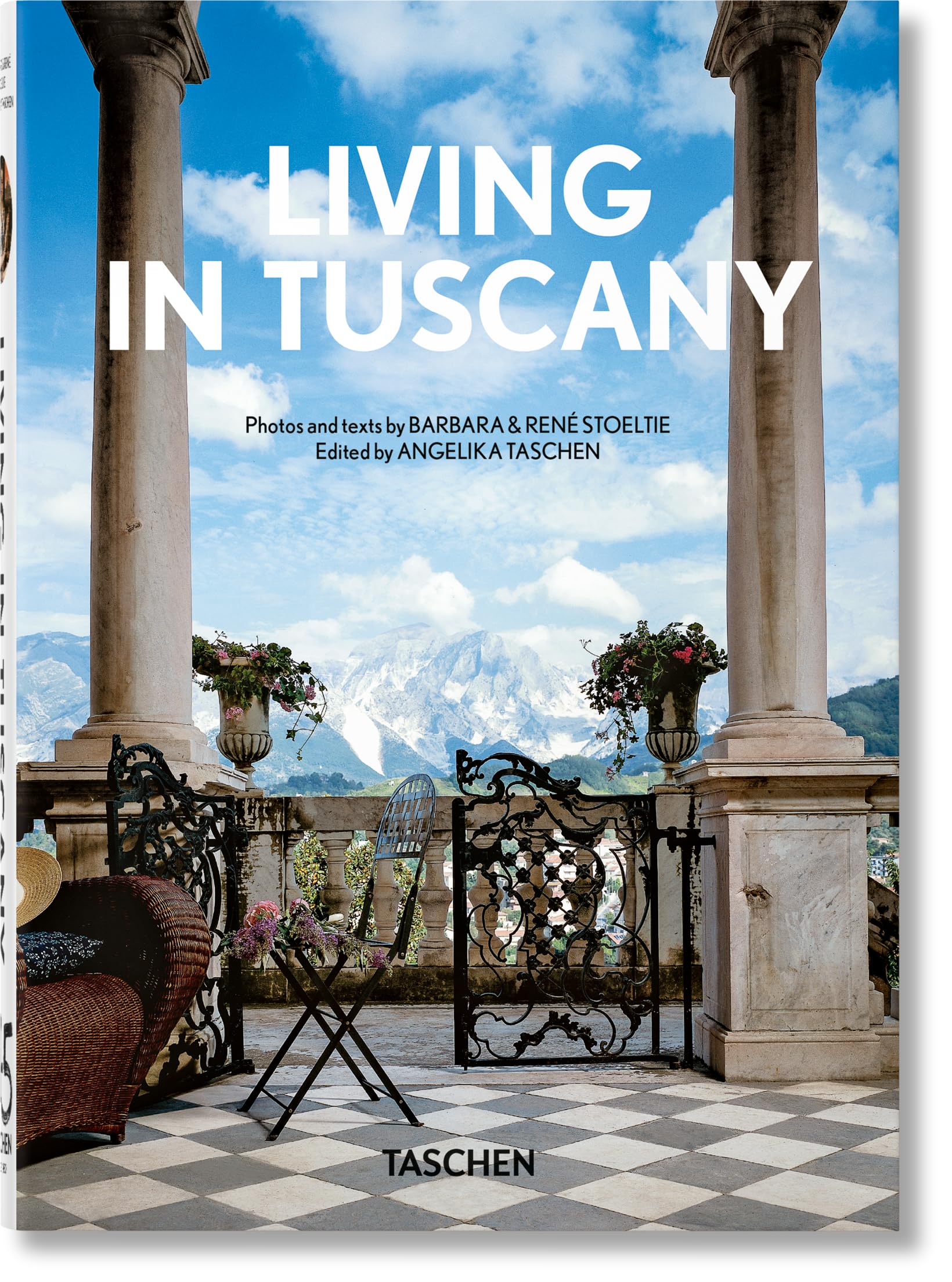 Living in Tuscany. 45th Ed. (45th Edition) (Multilingual Edition)