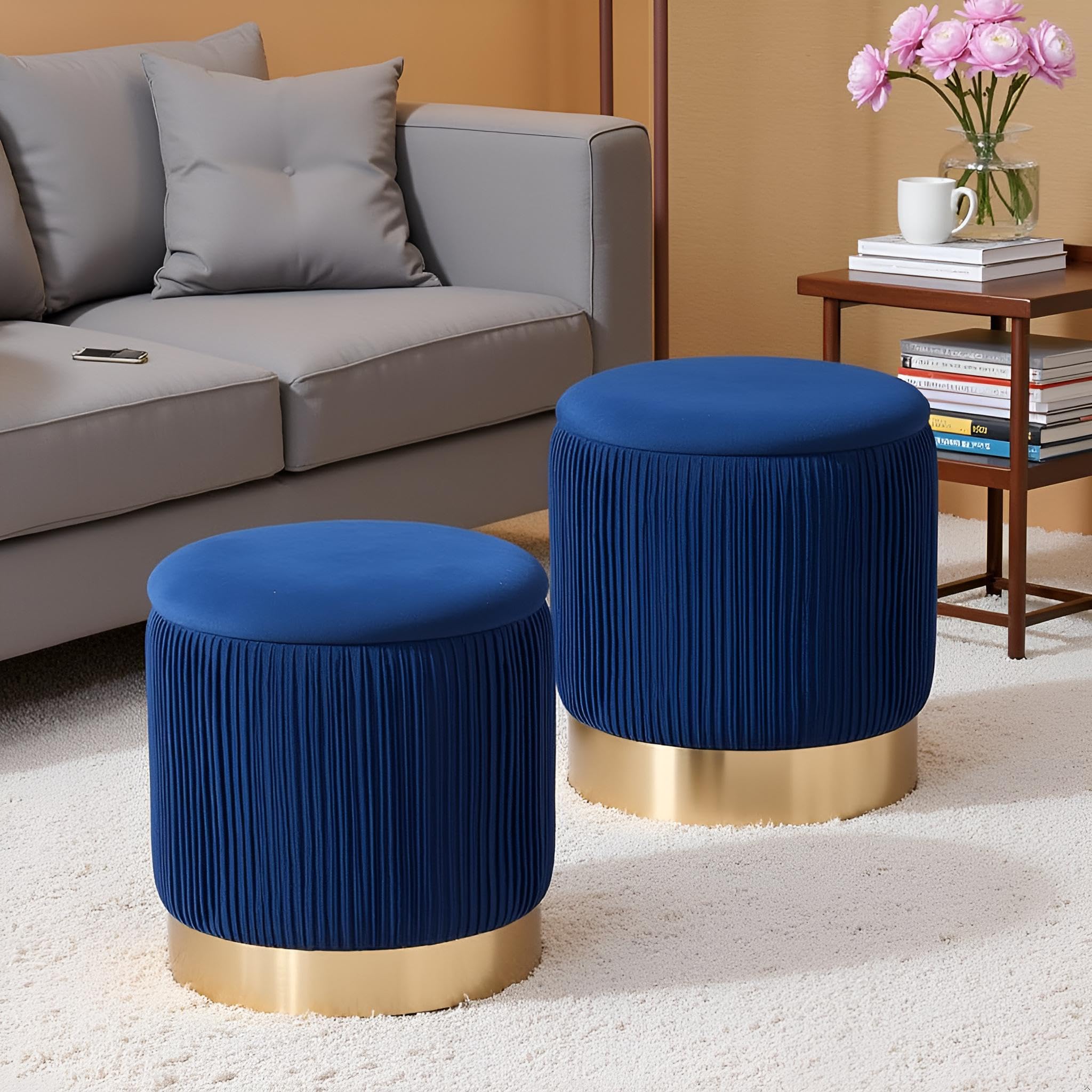 Tabourets ronds en velours bleu AllEquip pour gagner de la place dans une petite salle de bain