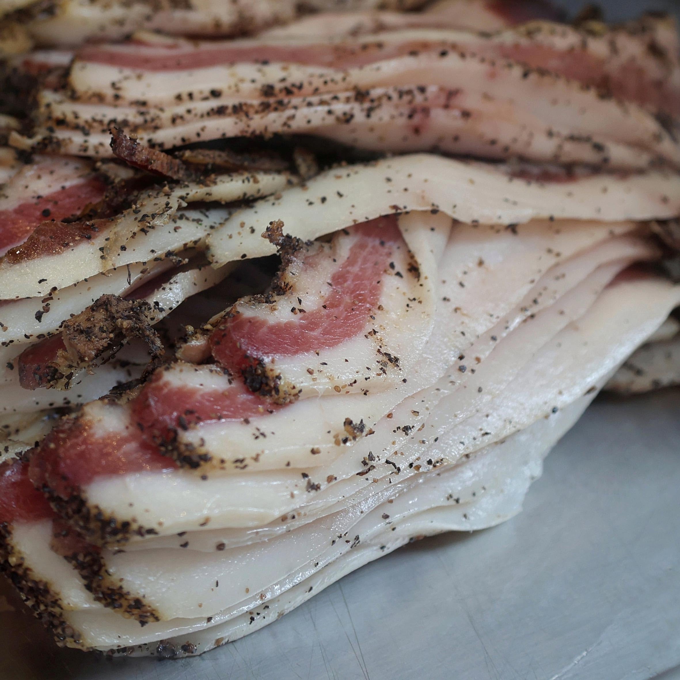 Delikatess Express | Guanciale luftgetrocknet - Schweinebacke aus Italien, traditionell gewürzt mit Pfeffer - für Amatriciana- und Carbonara 450 g