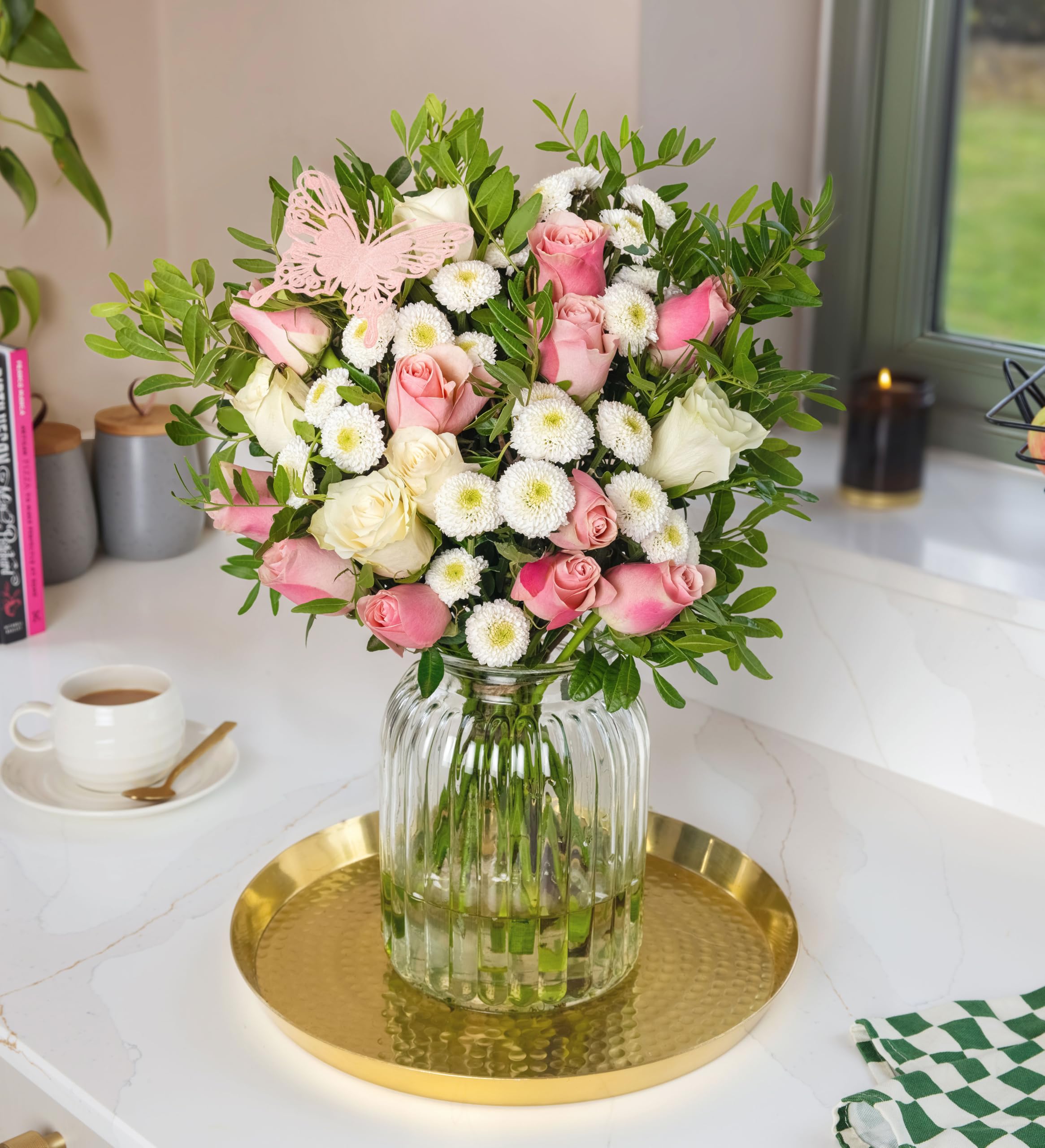 Prés de roses – Composition florale fraîche livrée à la main – Cadeau élégant avec expédition le lendemain – Idéal pour un anniversaire, un anniversaire, des condoléances, une célébration ou un