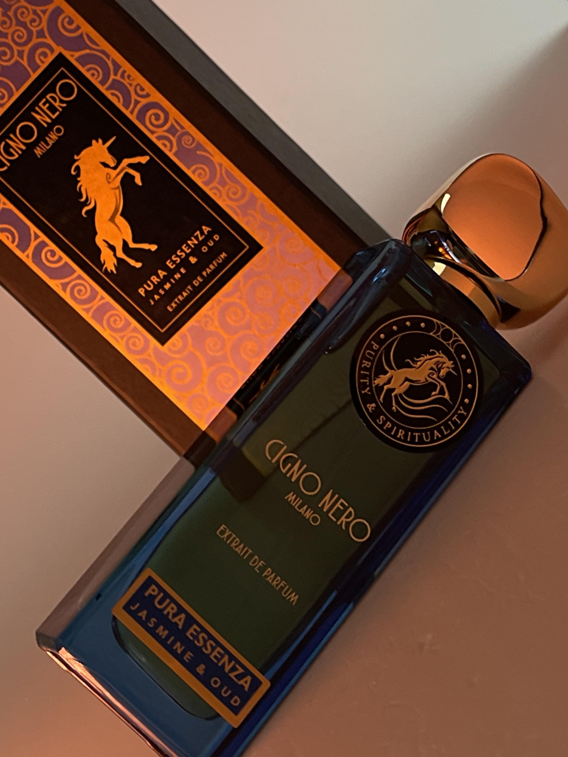 Eau de Parfum PURA ESSENZA Cigno Nero Milano. Wyciąg z perfum dla kobiet i mężczyzn 50 ml. Nuty zapachowe: skóra – korzenna skóra – korzenna, uniseks włoska woda perfumowana