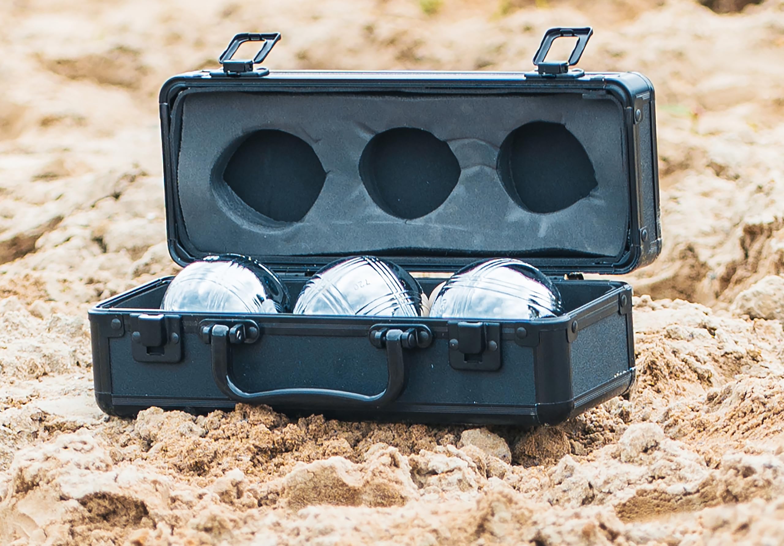 Engelhart Boules de Pétanque 3 Boules Métal 74 mm 720 g – Triplette avec Mallette Aluminium Noire, Cochonnet Bois et Corde de Mesure – Rangement Rigide Adulte Loisir – 010124 | Jeu complet 3 boules en mallette aluminium rigide, pratique pour protéger le m