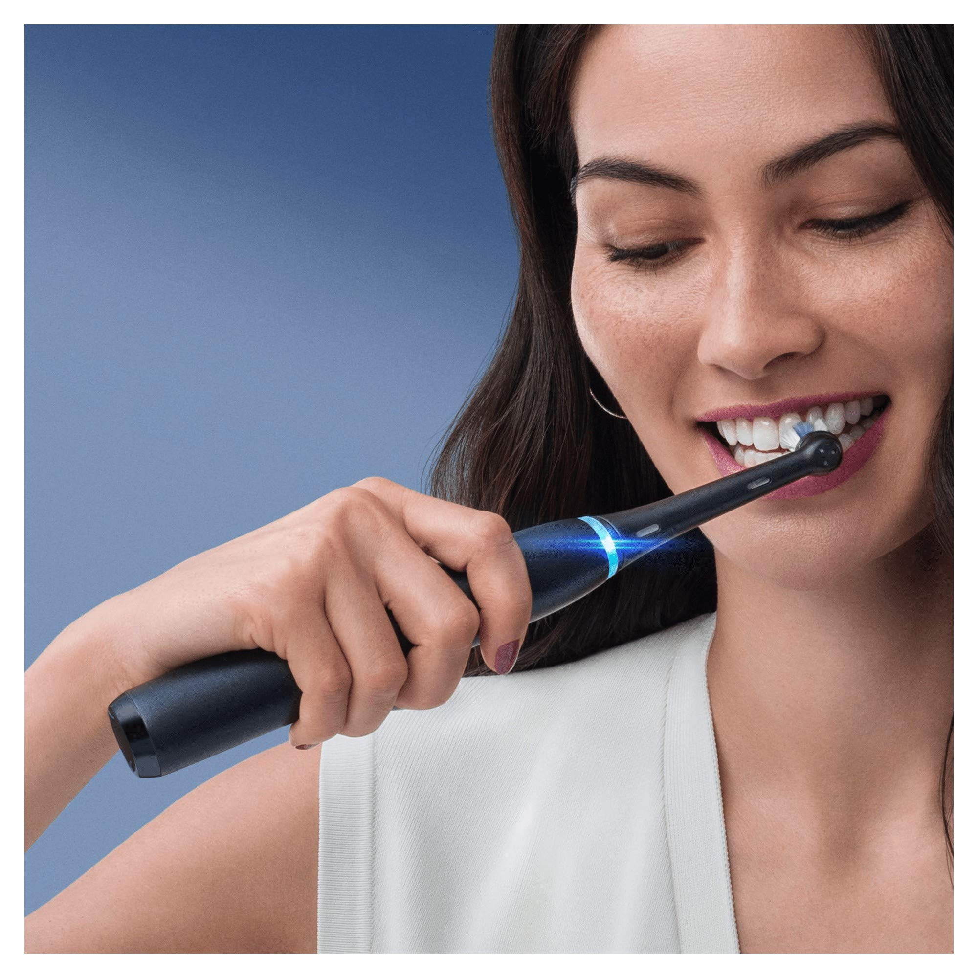 Oral-B iO 8 Cepillos de Dientes Eléctricos (Pack de 2) con Mangos Recargables, Tecnología Magnética de Braun, 2 Cabezales de Recambio, Pantalla a Color y Estuche de Viaje Premium - Blanco y Negro