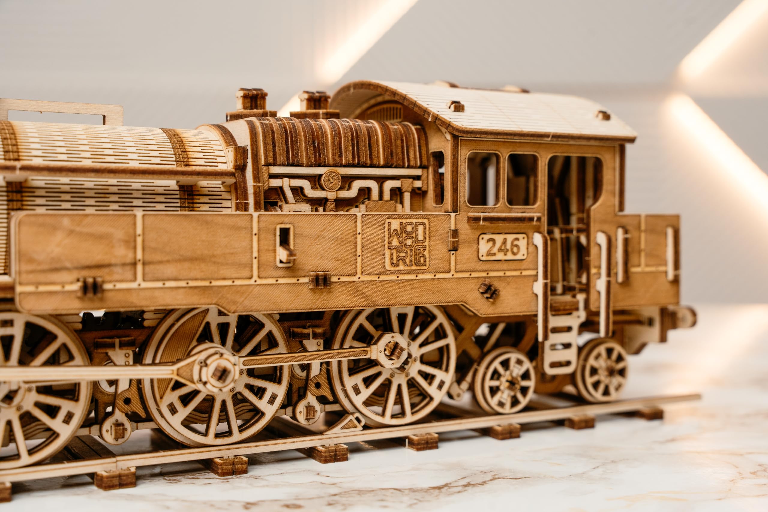 Wood Trick Grand Traveler 246 drewniany zestaw pociągów z koleją - przejażdżki do 6 m - zestaw modeli lokomotywy - drewniane puzzle 3D dla dorosłych do budowania - inżynieryjne modele DIY
