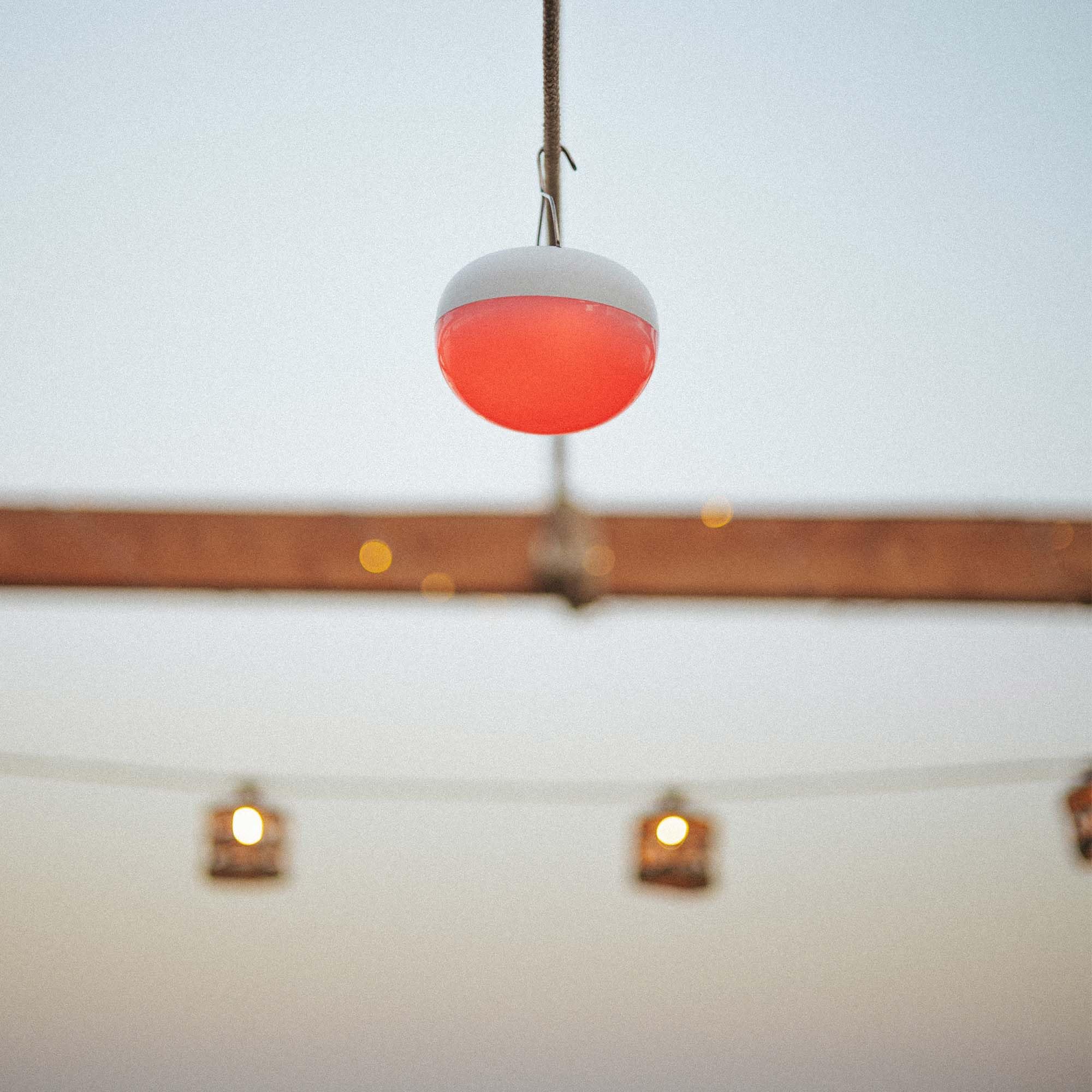 newgarden - Lampadina portatile 900 lumen impermeabile IP68 con batteria ricaricabile. Luce LED RGB con telecomando a discanza. Fino a 20 ore di utilizzo. Include gancio e magnete