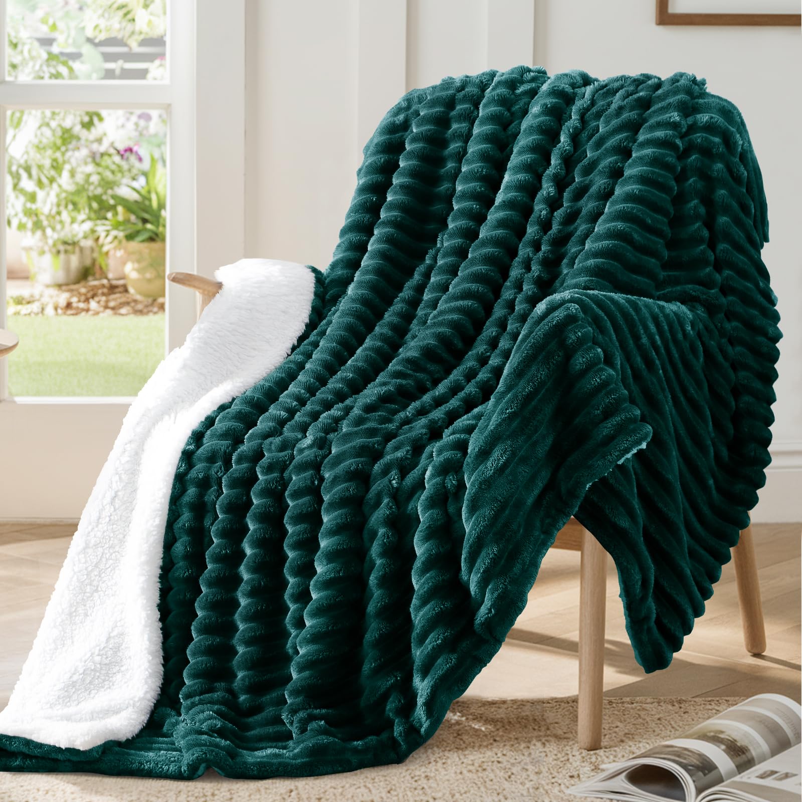 Aisbo Couverture Polaire Sherpa 150x200cm Vert Foncé, Couverture en Flanelle épaisse Couche et Confortable, Plaid Canape Fourrure Jeté de Canapé et aux Lits Chaude et Douce pour l'hiver Épais