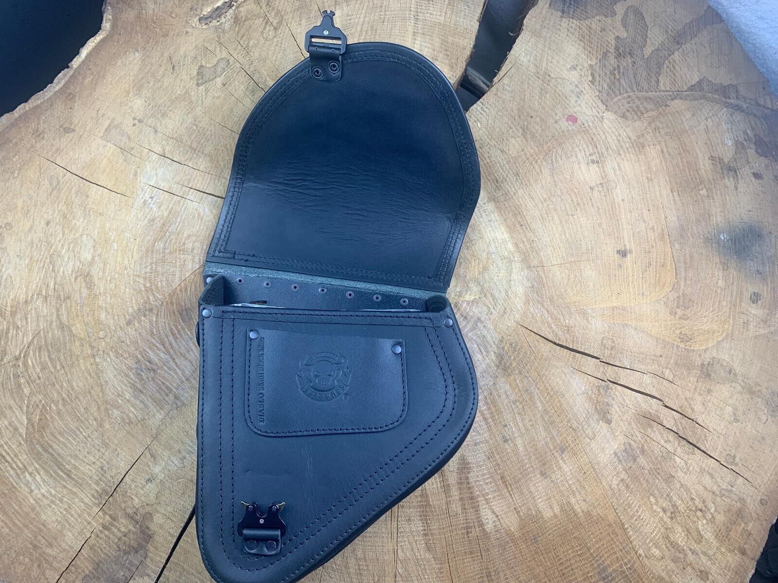 Schwingentasche Diablo Skull Blackline kompatibel mit Harley Davidson Softail Breackout Heritage Starrahmen Satteltasche Fat Bob 2018 Tasche Motorradtasche