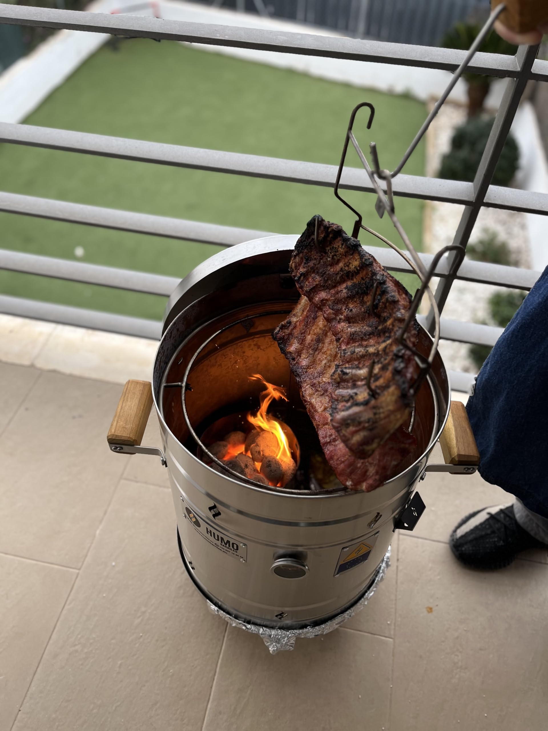 Barril Barbacoa Pequeño12 Libras (6 kilos)- Acero Inoxidable 304 y 430, Cocción sin Humo - Incluye Parrilla, Ganchos, Cenicero y Termómetro - Hasta 6 Personas
