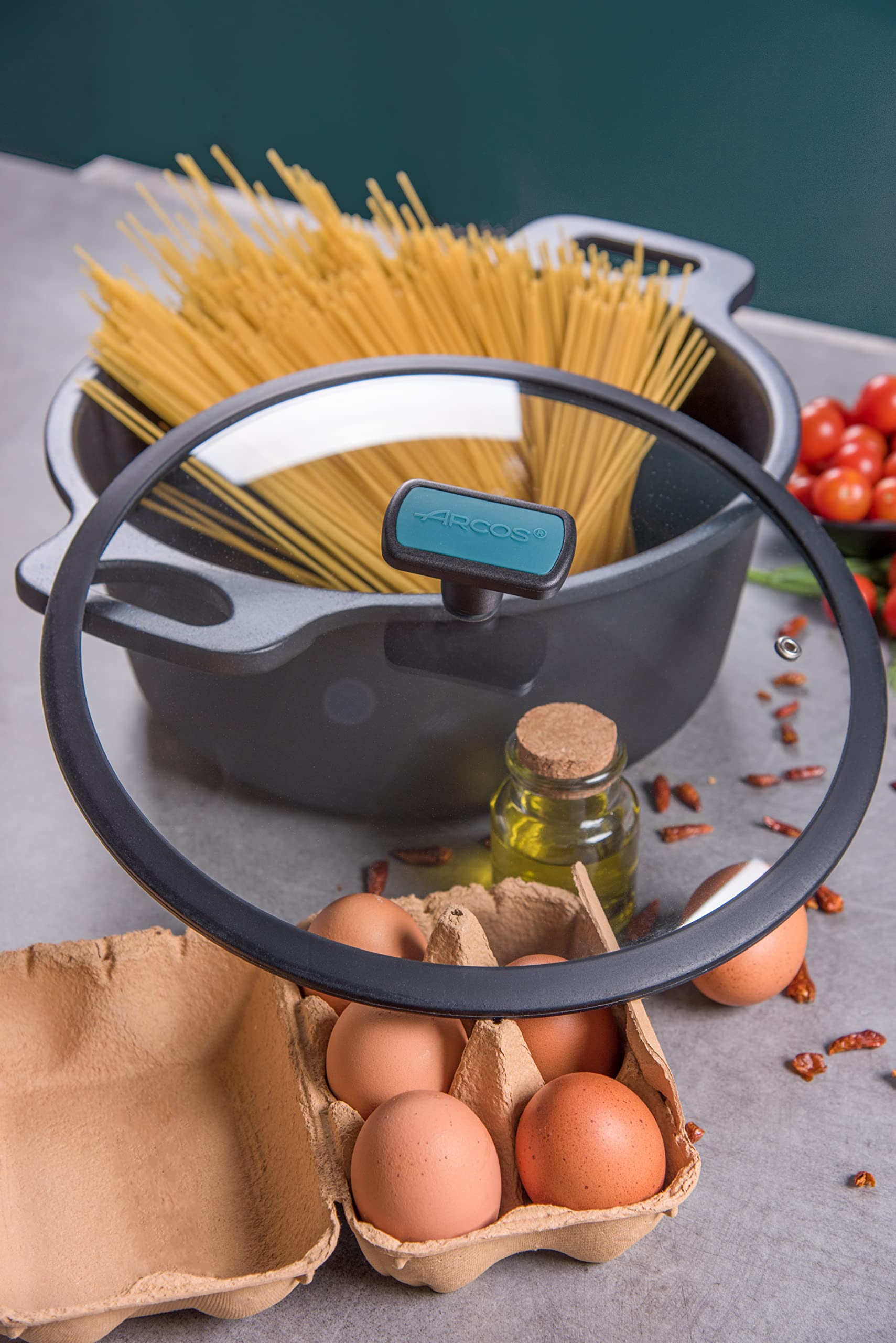 Arcos Thera Olla Grande de Cocina de 28 Cm y 6,6 L. Cacerola Alta para Inducción, Gas y Vitro. Olla de Aluminio Fundido con Tapa de Cristal y Mango Extraíble. Apta Lavavajillas. Color Negro Azul