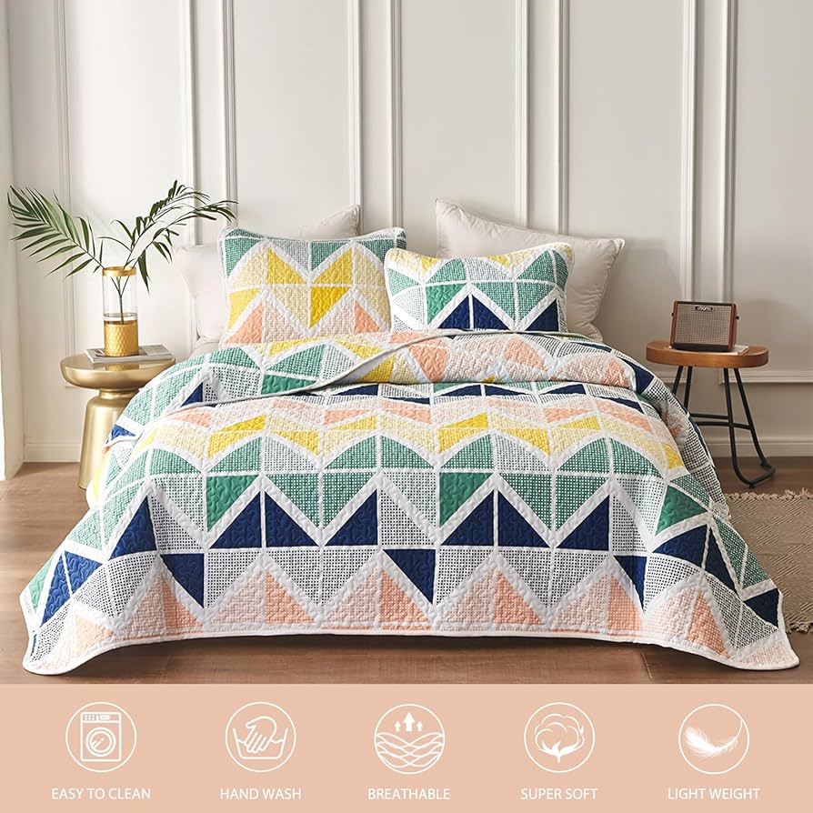 クイーンサイズのキルトカバーとシーツのセットです。 Amazon｜UOZZI BEDDING リバーシブルカラフルキルト3点セット