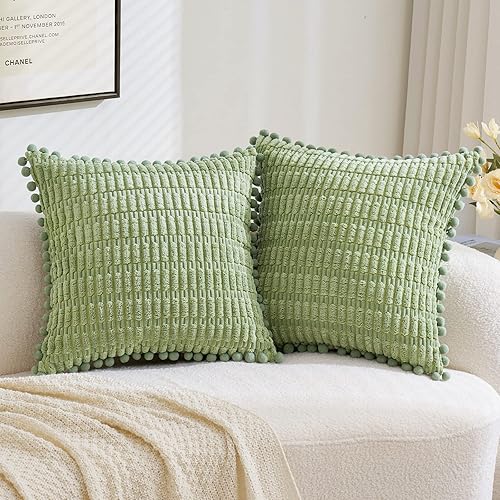EMEMA Juego de 2 fundas decorativas de pana verde salvia de 18 x 18 pulgadas con pompones de rayas bohemias suaves y modernas para decoración del