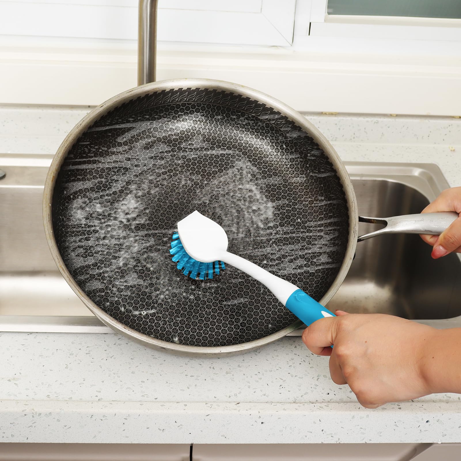 Cepillo para platos con asa, paquete de 2 cepillos para fregar, color azul | Raspador integrado, para limpiar cocina, ollas, sartenes y fregaderos, herramientas de lavado de fregadero