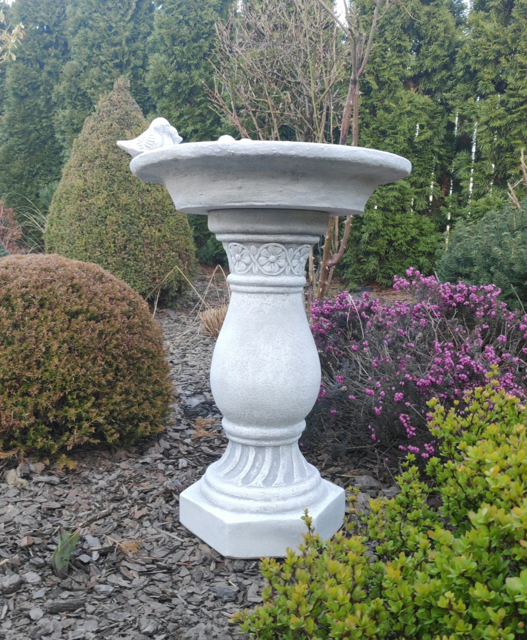Bagno per uccelli in stile classico, alimentatore su una colonna in pietra ricostituita, ornamento da giardino, arredamento