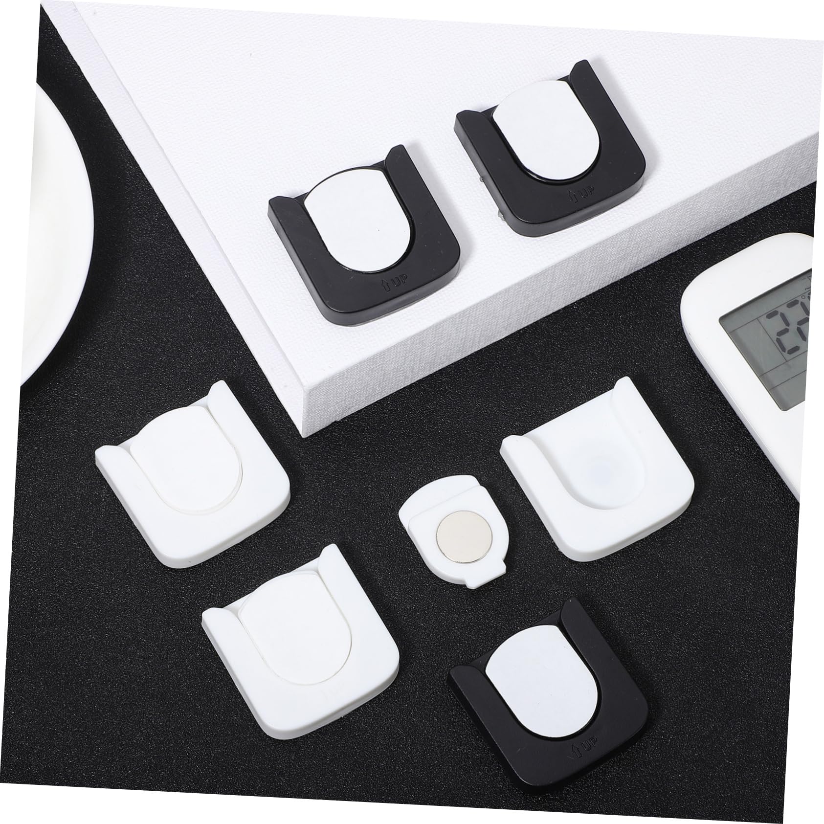 Didiseaon 3 Set Fibbia Magnetica 6 Pezzi Nero/ 3 Pezzi Ciascuno Supporti Per Controlli Console Supporto Per Telecomando Controller Da Parete Supporto Per Telecomando 6 pezzi * 3