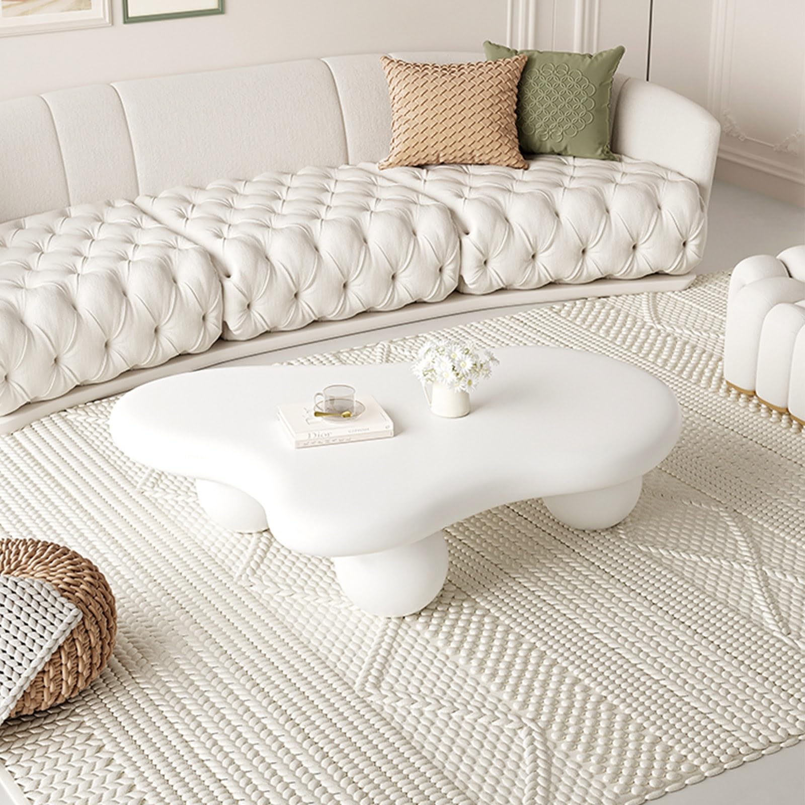 Table basse nuage en bois blanc crème pour créer un coin lecture cosy dans la chambre
