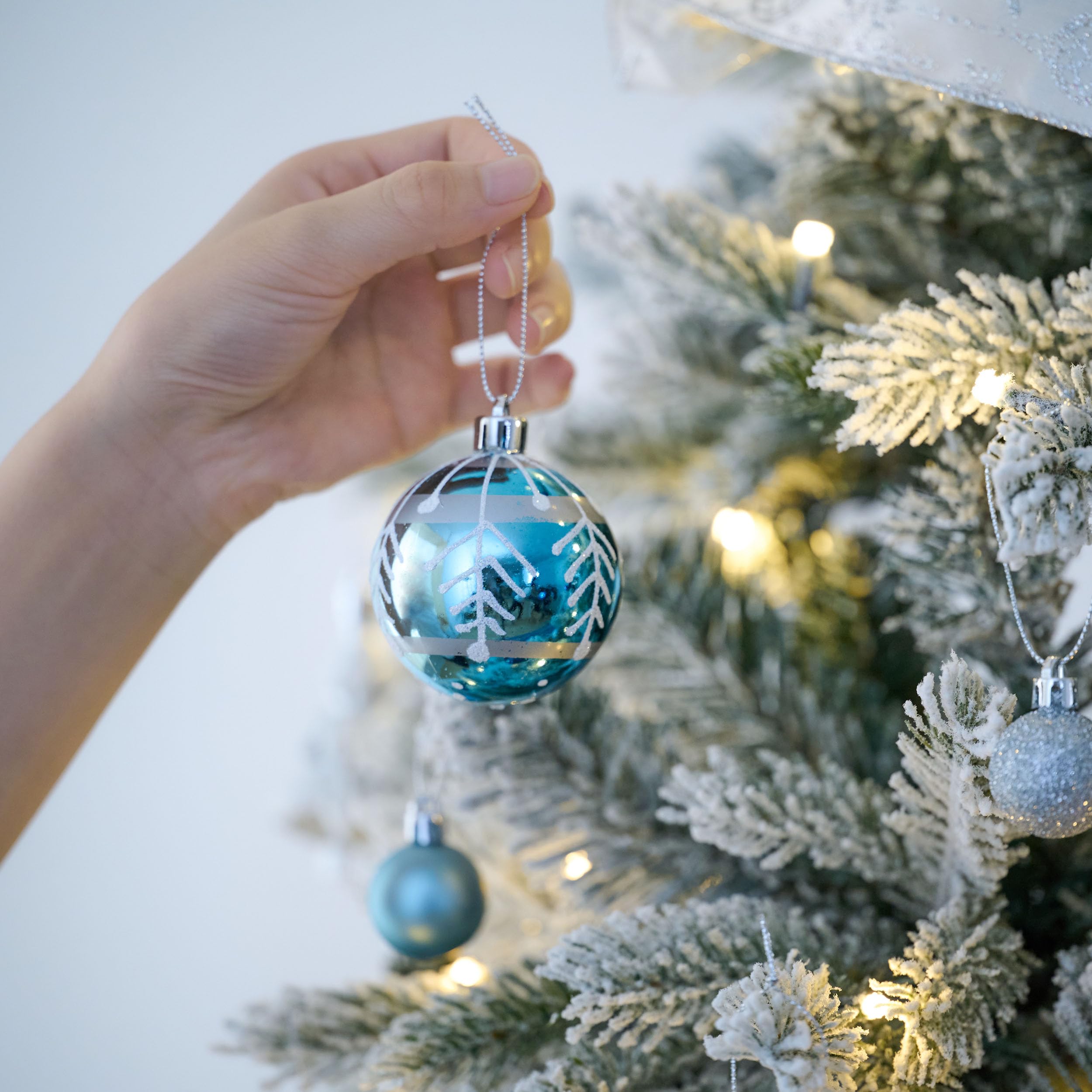 Valery Madelyn Weihnachtskugeln Plastik Christbaumkugeln 70er Set Weihnachtsbaumschmuck mit Aufhänger Weihnachtsdeko Winterwünsches Thema Silber Blau MEHRWEG Verpackung 3-16cm